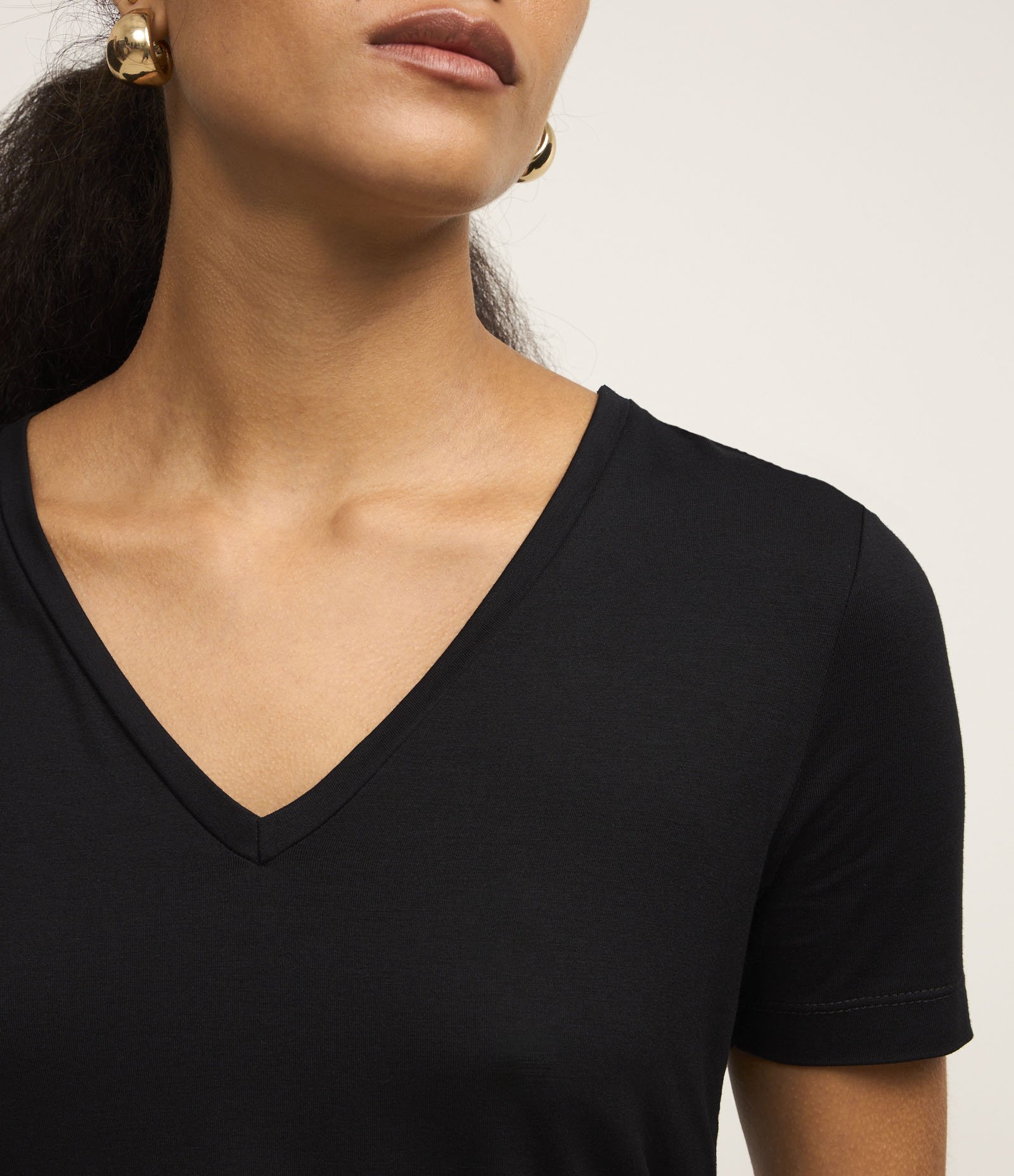 Blusa Básica em Viscose com Decote V Jet Set 3