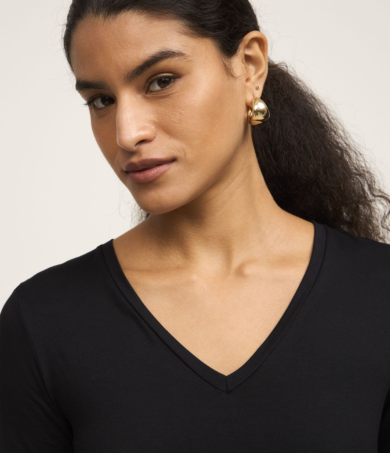 Blusa Básica em Viscose com Decote V Jet Set 4