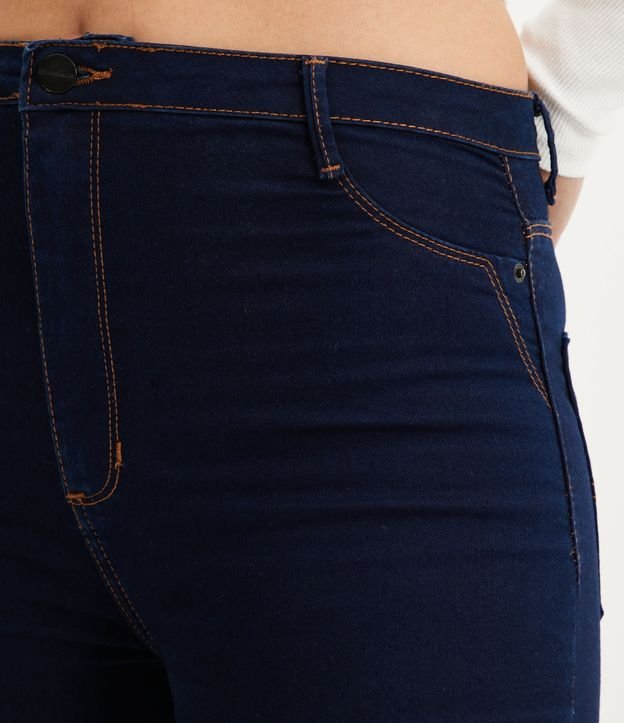 Calça Skinny Cintura Alta em Jeans com Pespontos Contrastantes Preto 4