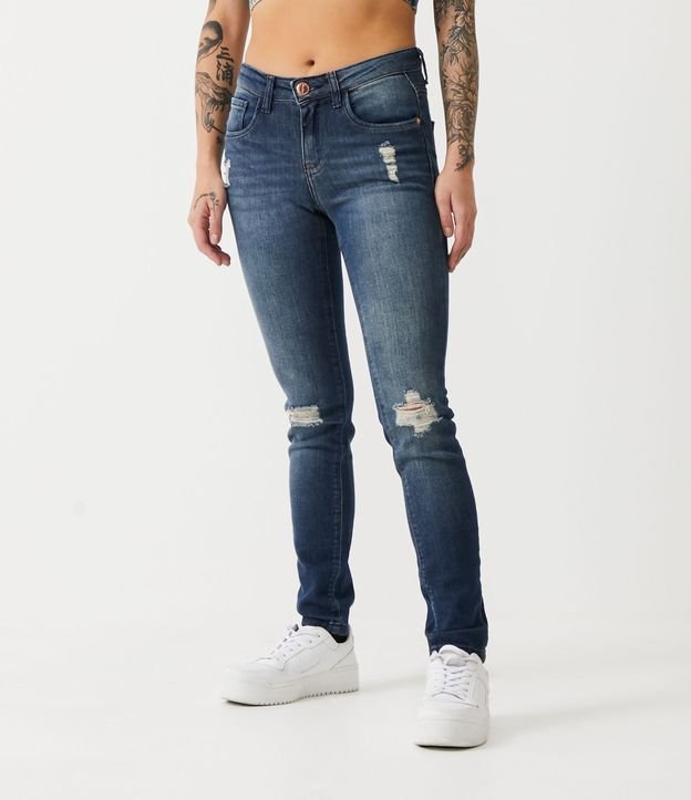 Calça Skinny Cintura Baixa em Jeans com Puídos e Pontos de Luz Azul 2