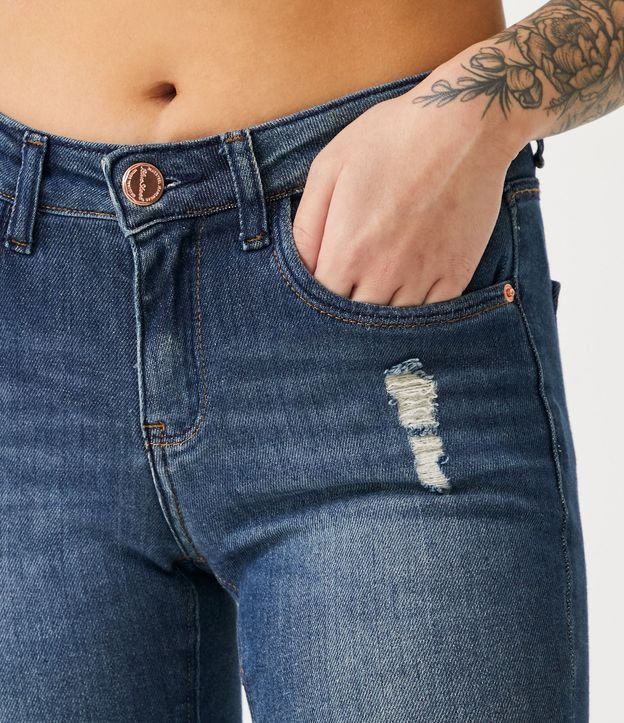 Calça Skinny Cintura Baixa em Jeans com Puídos e Pontos de Luz Azul 4