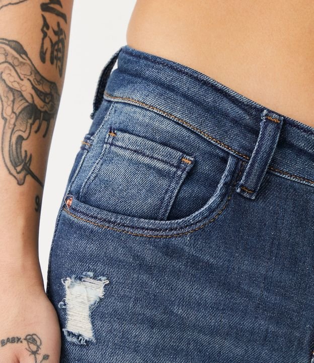 Calça Skinny Cintura Baixa em Jeans com Puídos e Pontos de Luz Azul 5