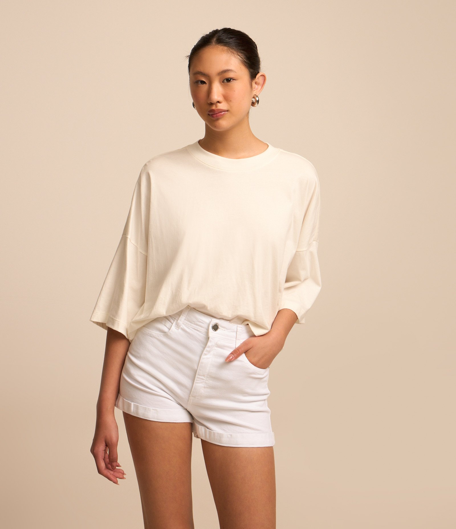 Short em Sarja com Cintura Alta e Barra Dobrada 2