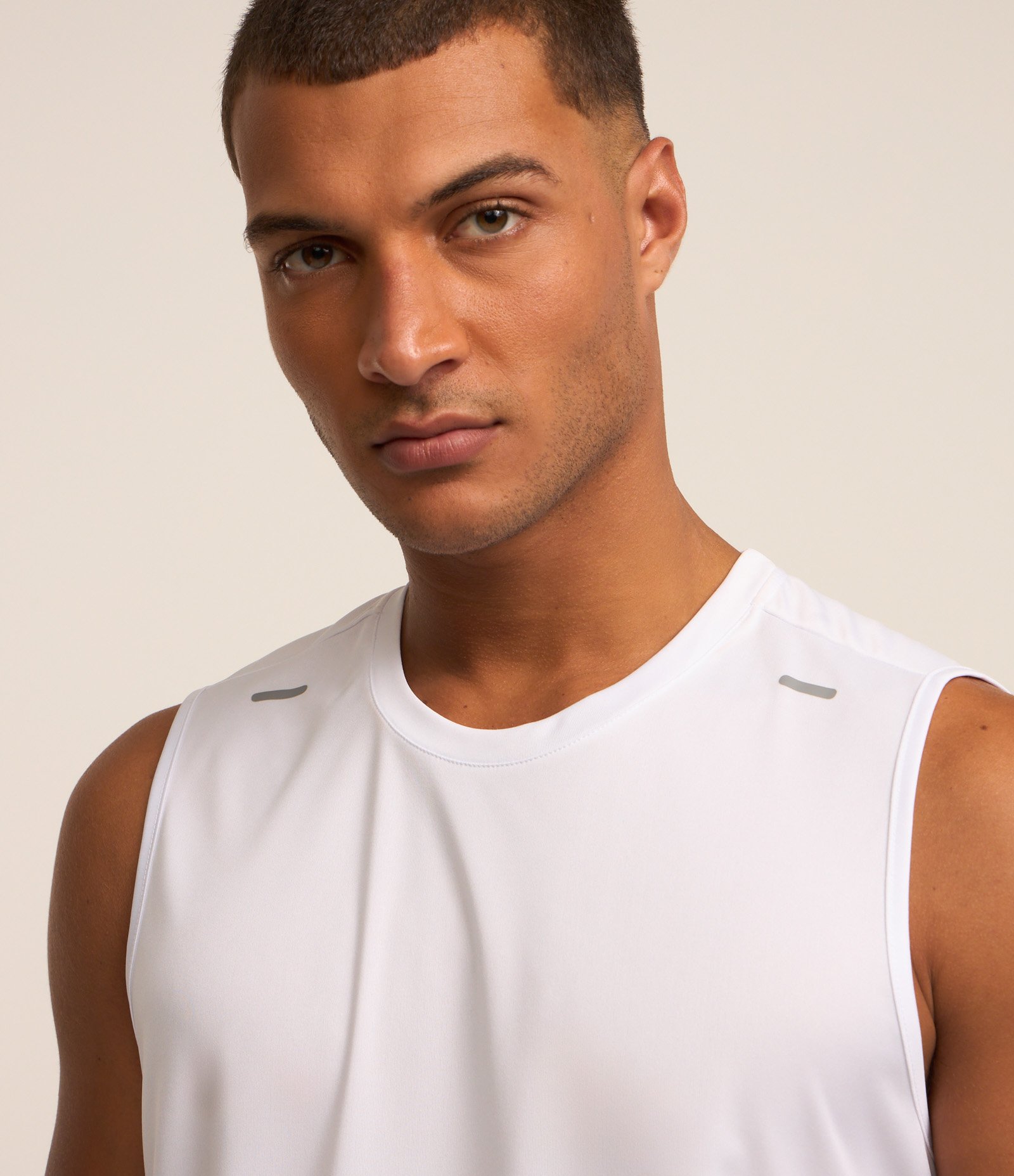 Regata Regular Básica Esportiva com Recortes e Lettering Branco 3