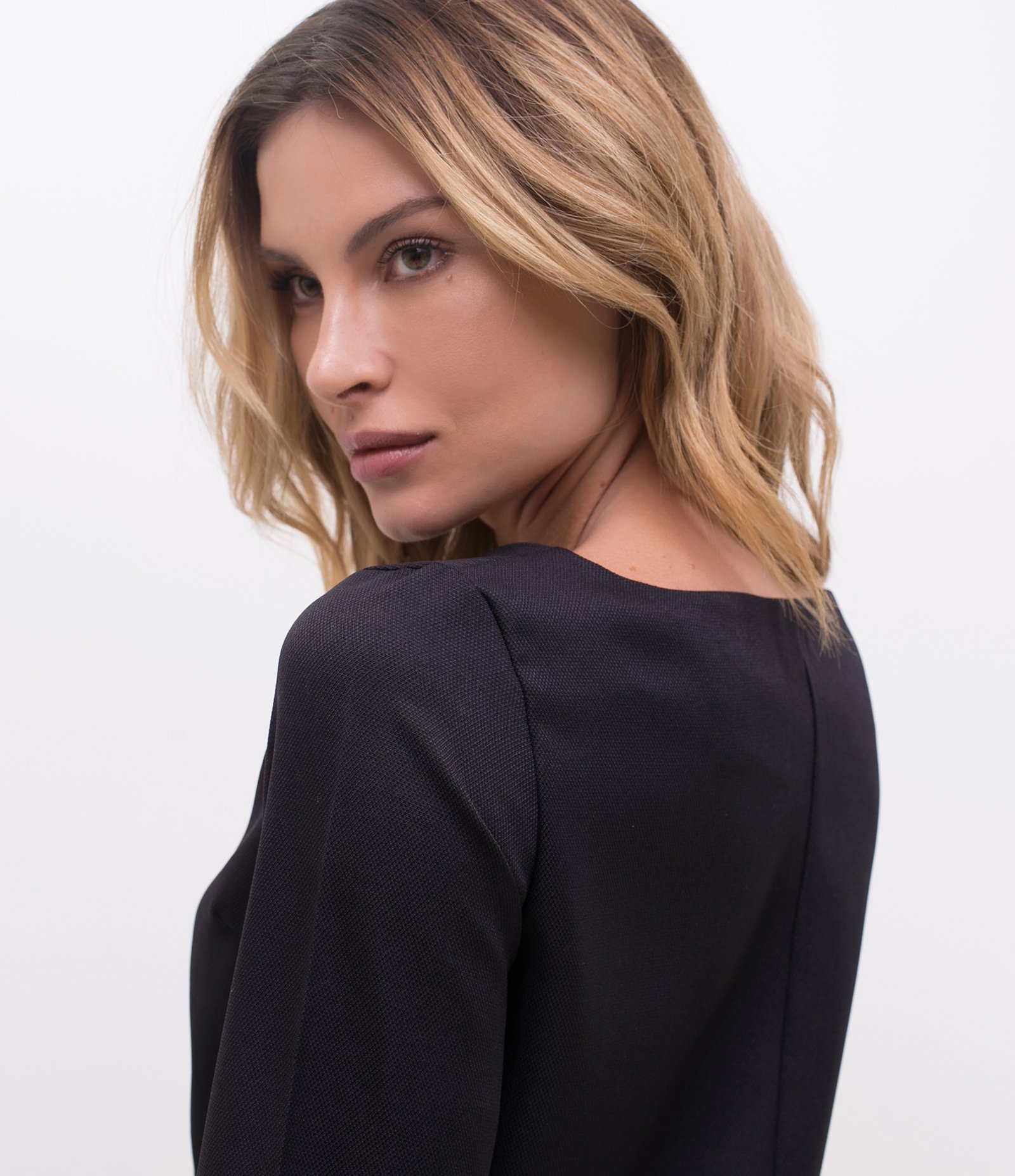 Vestido T-Shirt Gola Canoa Preto 4