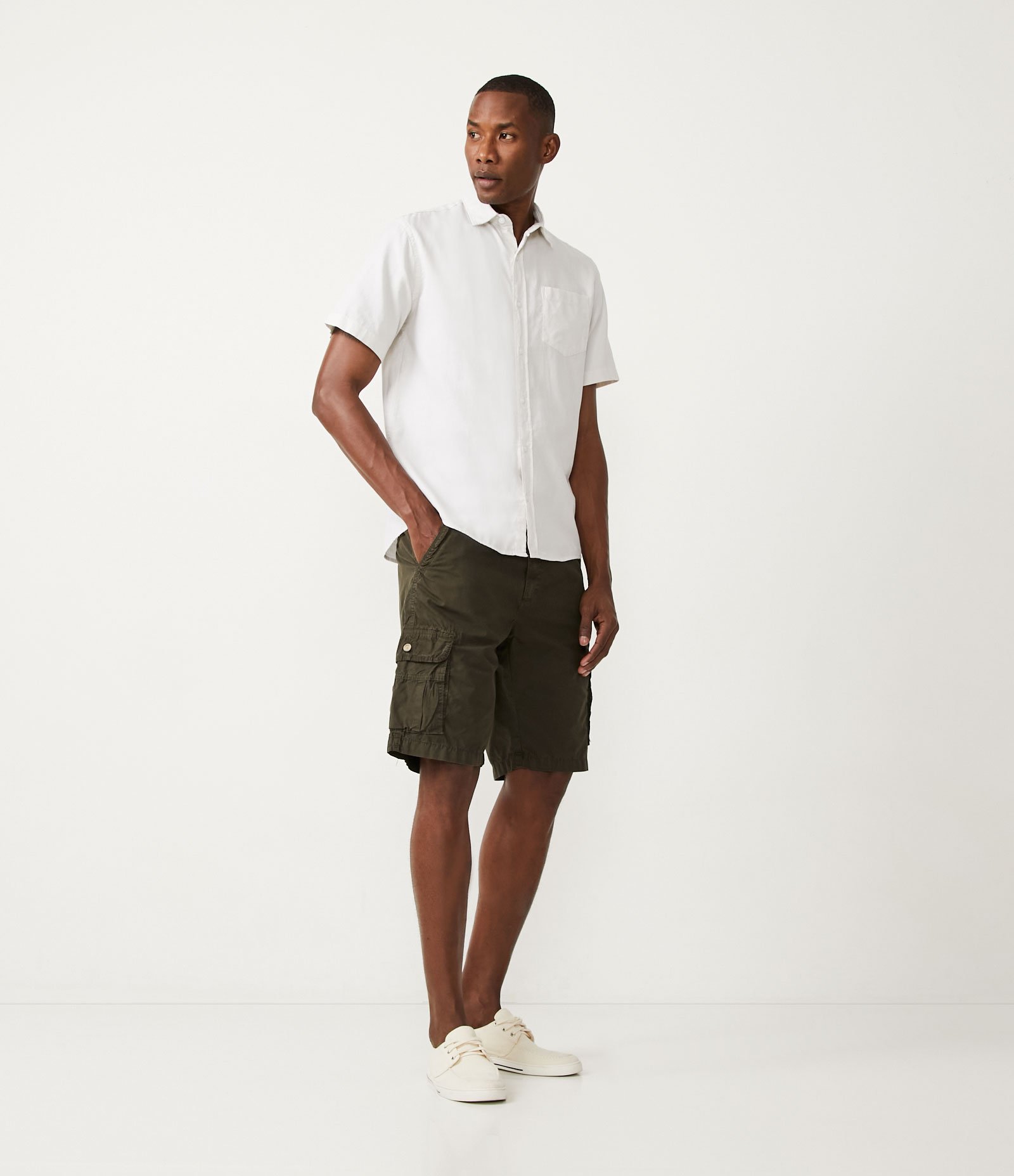 Bermuda Cargo em Sarja com Detalhes em Pespontos Verde Floresta 1