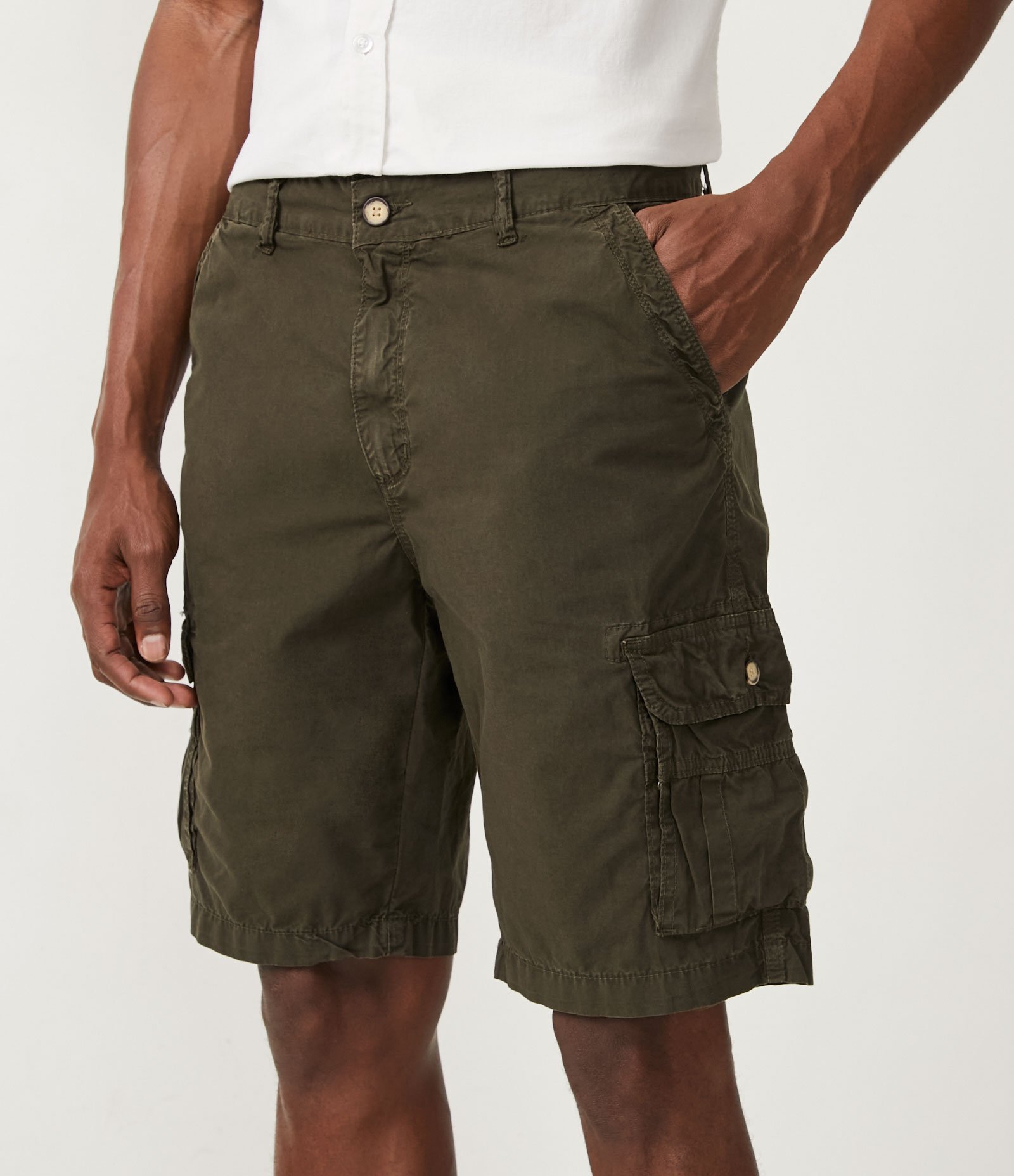 Bermuda Cargo em Sarja com Detalhes em Pespontos Verde Floresta 2