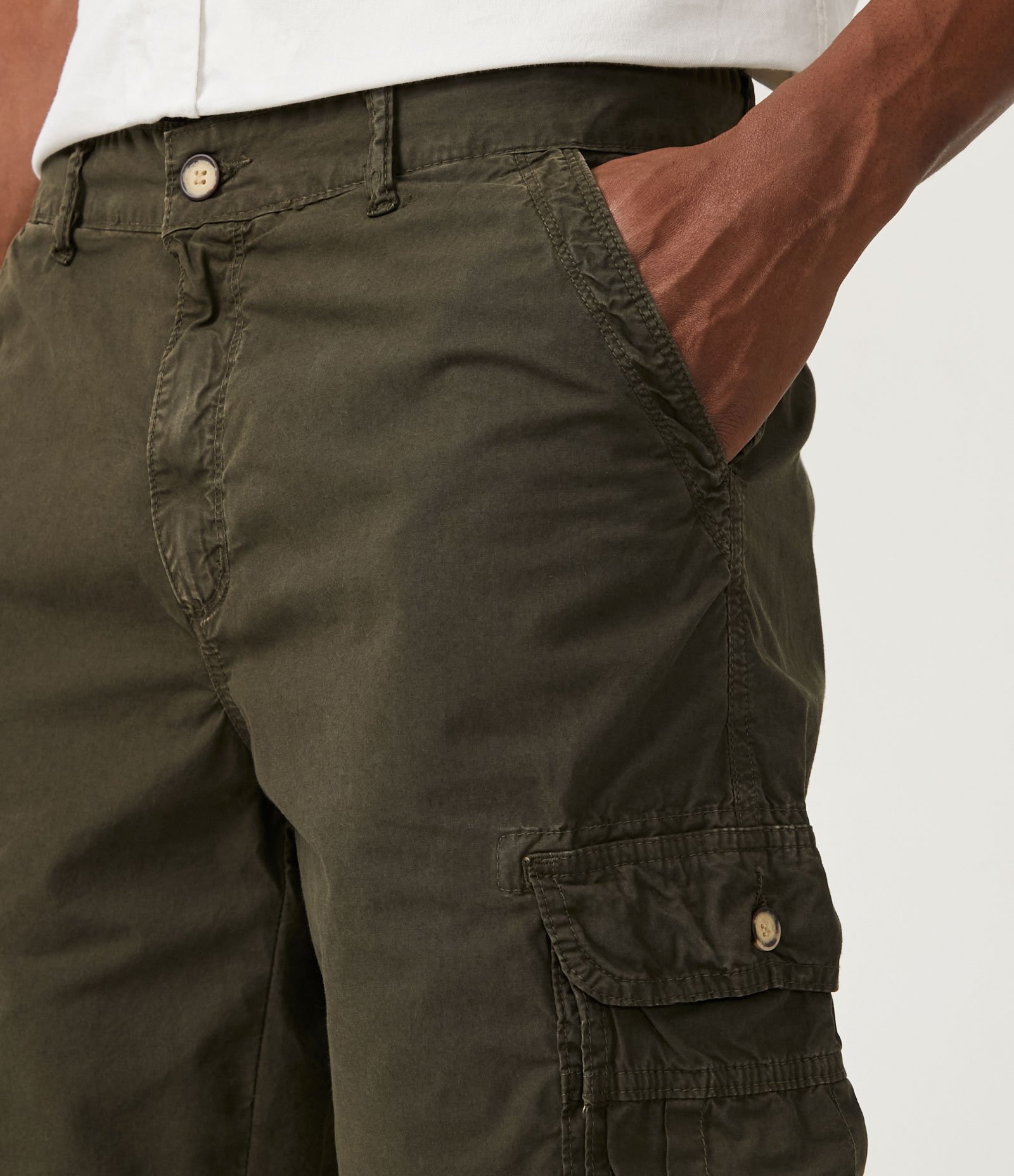 Bermuda Cargo em Sarja com Detalhes em Pespontos Verde Floresta 4