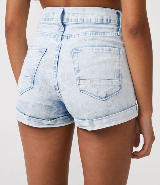 Short Hotpants em Jeans Delavê com Barra Dobrada Azul 3