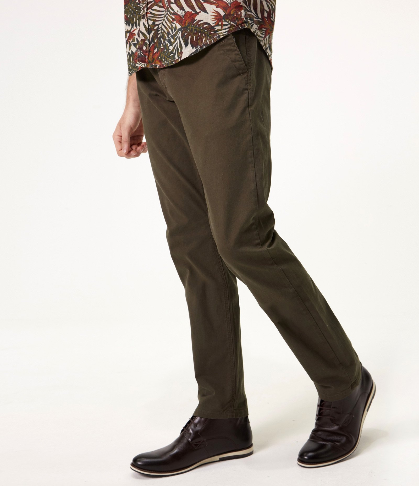 Calça Slim Básica em Sarja com Elastano Verde Musgo 1
