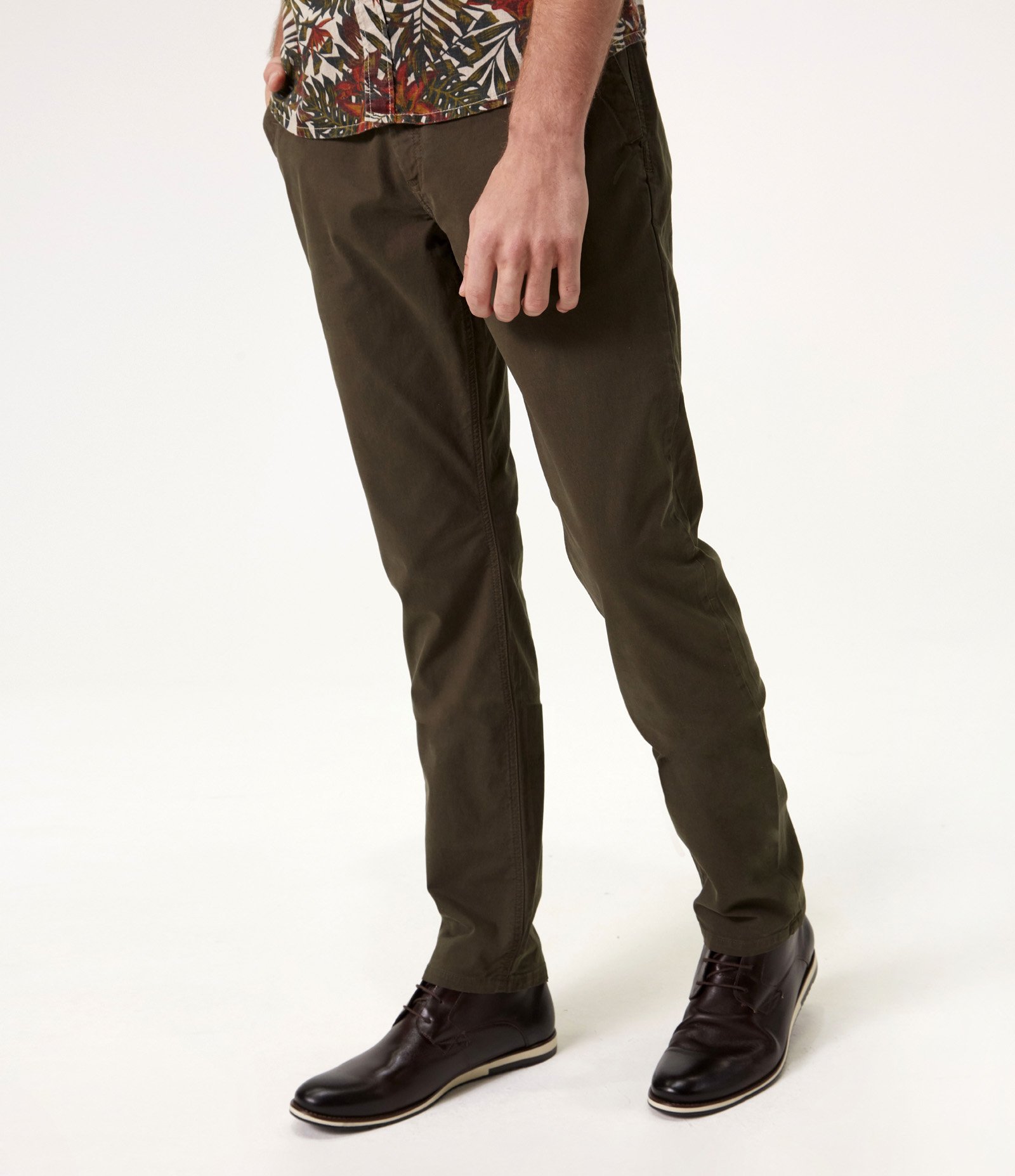 Calça Slim Básica em Sarja com Elastano Verde Musgo 2