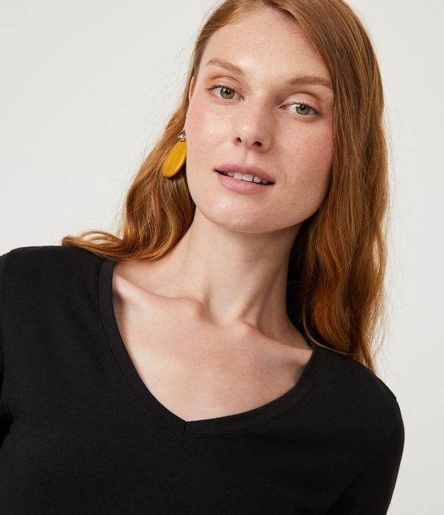 Blusa Básica en Ribana con Escote V y Manga Larga Negro 4