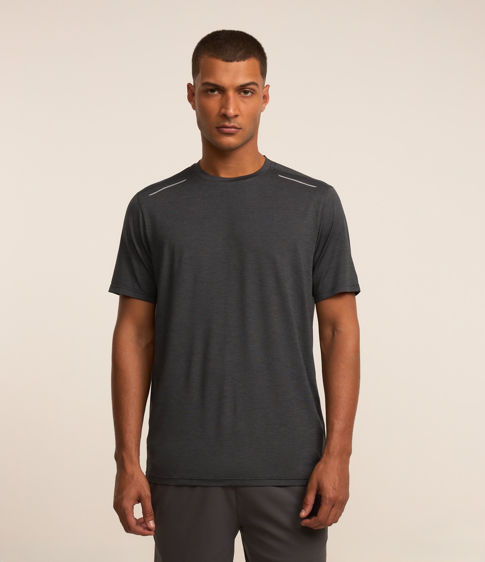 Camiseta Esportiva com Tecnologia Dry e Detalhes Refletivos Chumbo 1