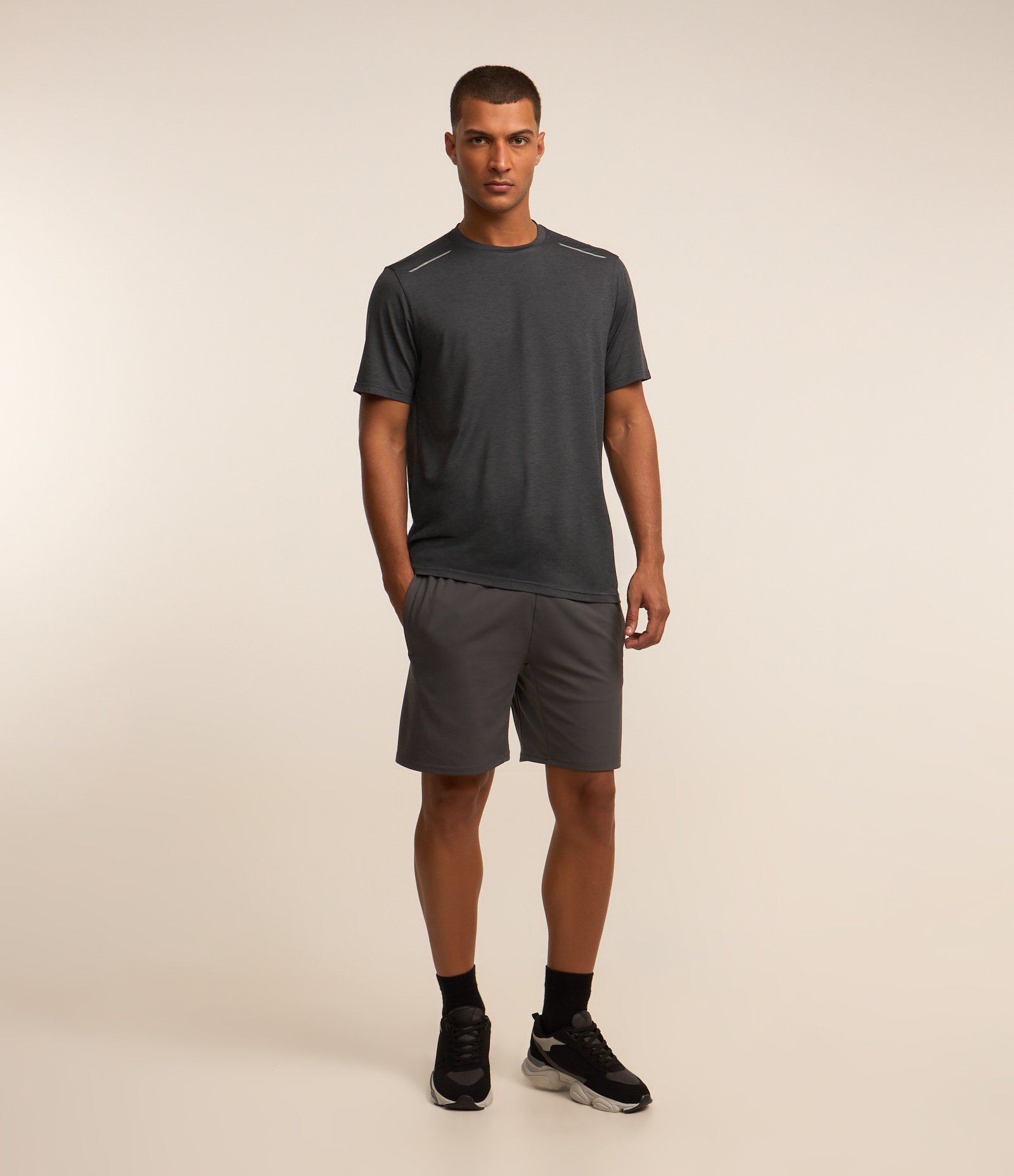 Camiseta Esportiva com Tecnologia Dry e Detalhes Refletivos Chumbo 2