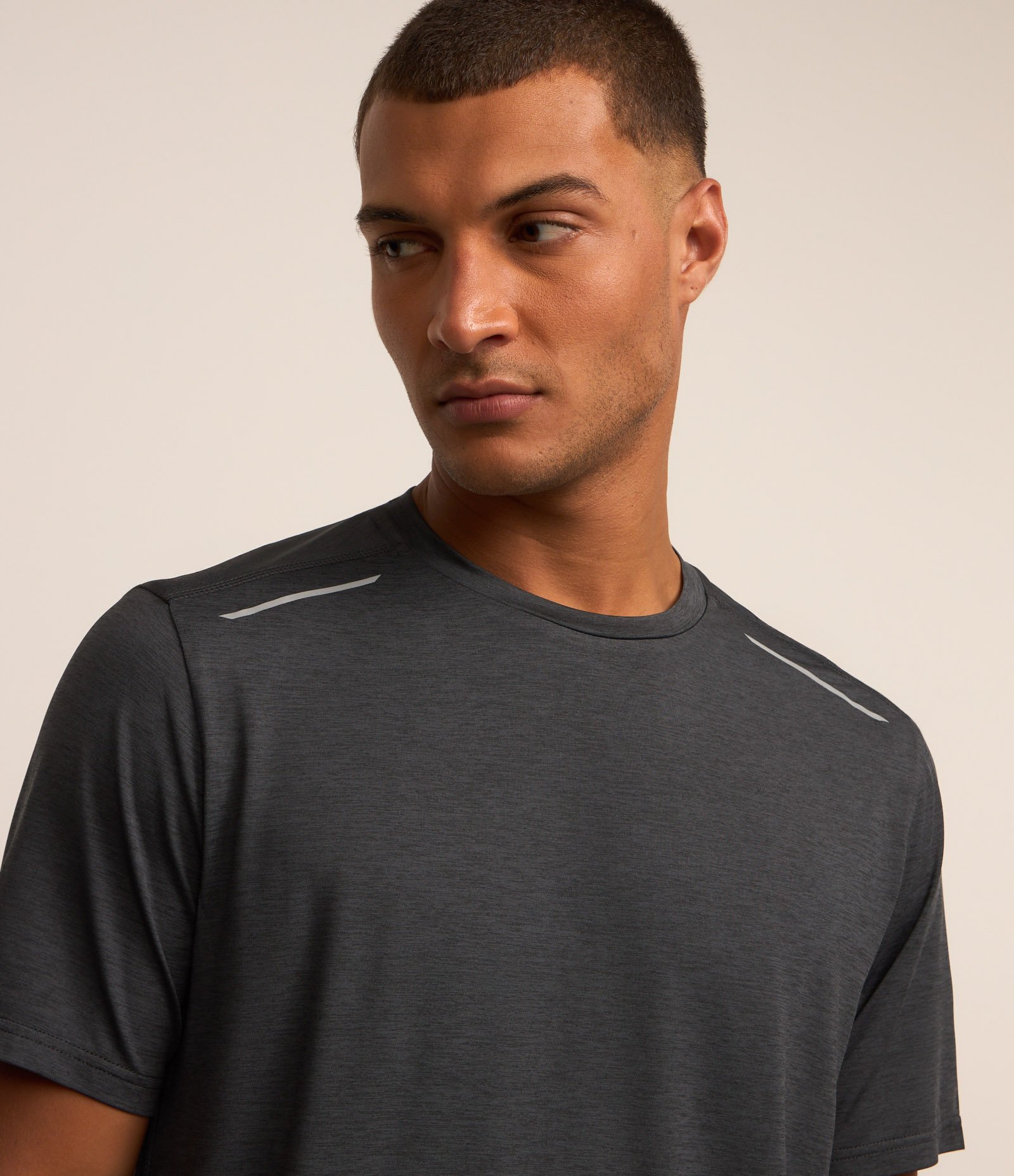 Camiseta Esportiva com Tecnologia Dry e Detalhes Refletivos Chumbo 3