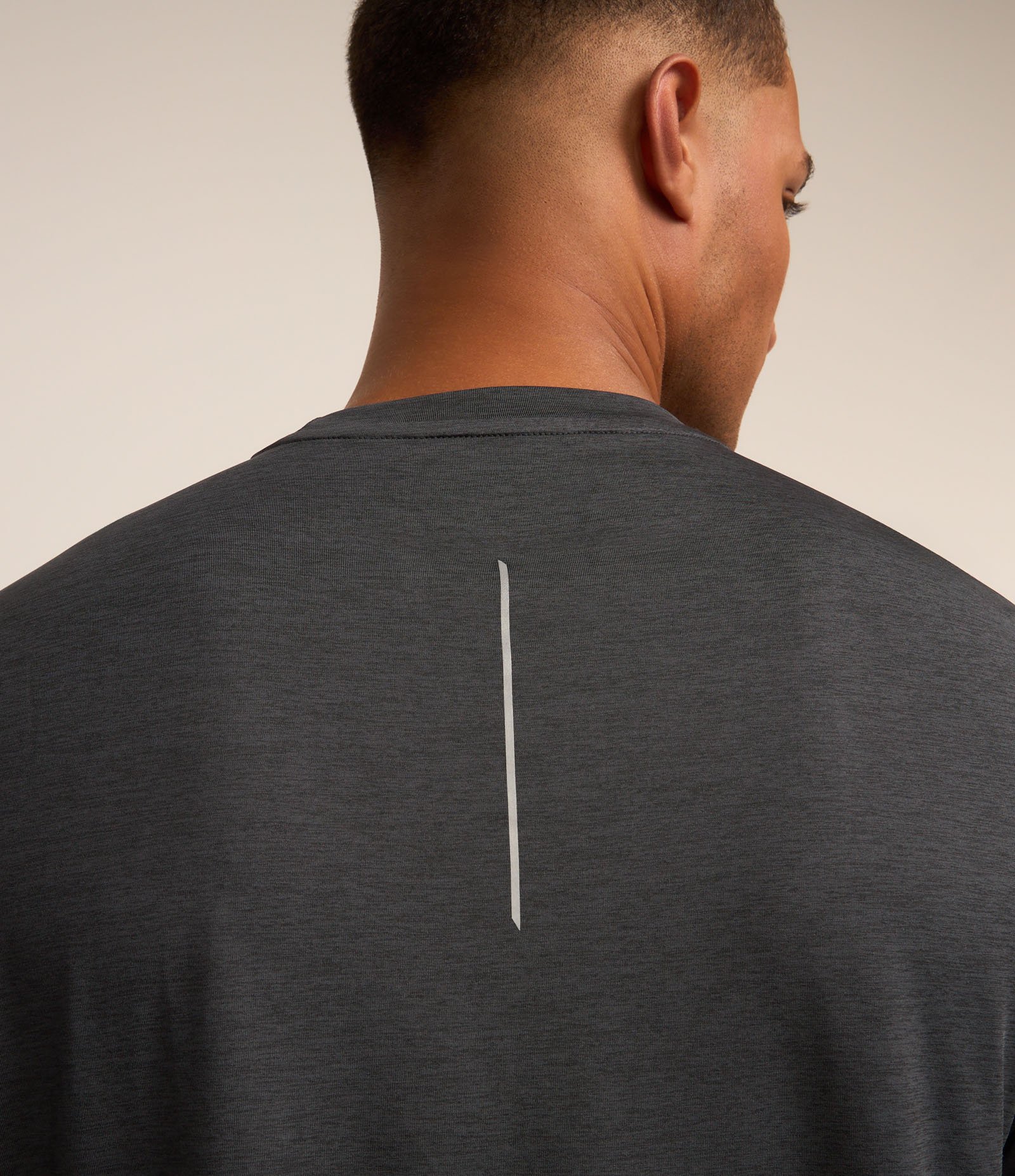 Camiseta Esportiva com Tecnologia Dry e Detalhes Refletivos Chumbo 4