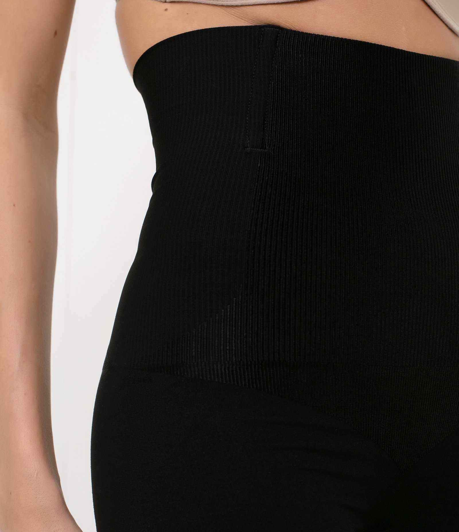 Bermuda Redutora Cintura Alta em Microfibra Liso com Renda Shades Plié Preto 4