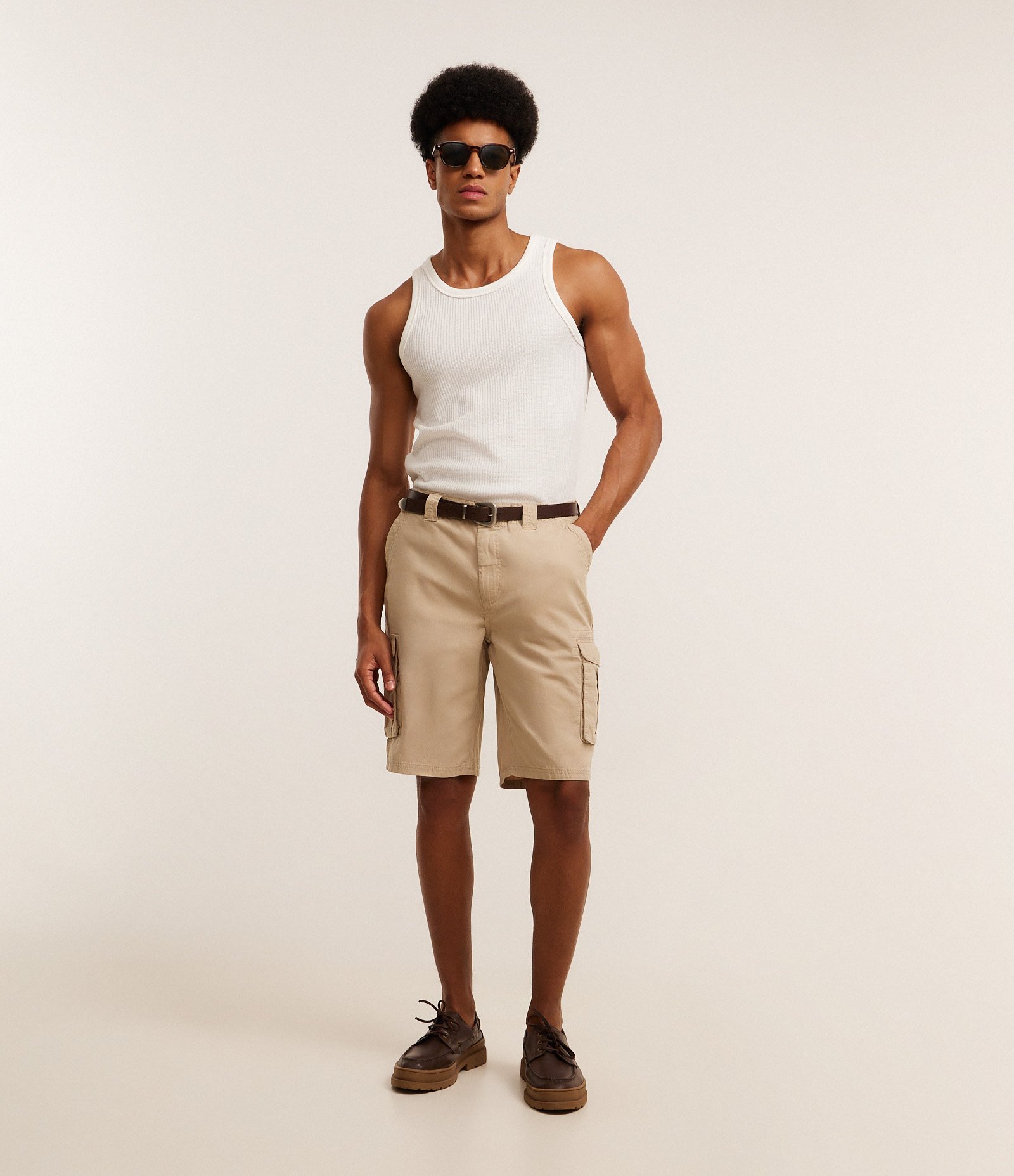 Bermuda Reta em Sarja com Bolsos Cargo Marrom 1