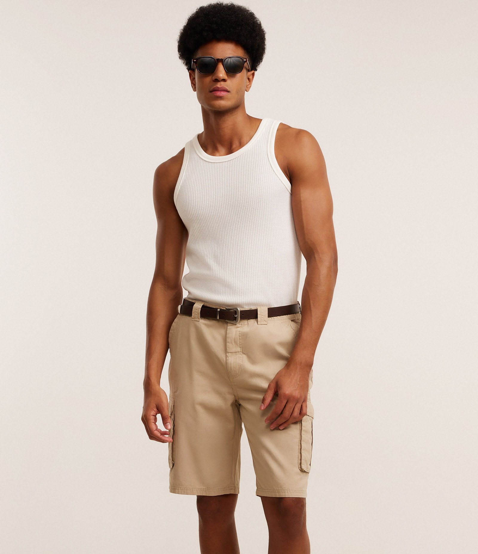 Bermuda Reta em Sarja com Bolsos Cargo Marrom 3