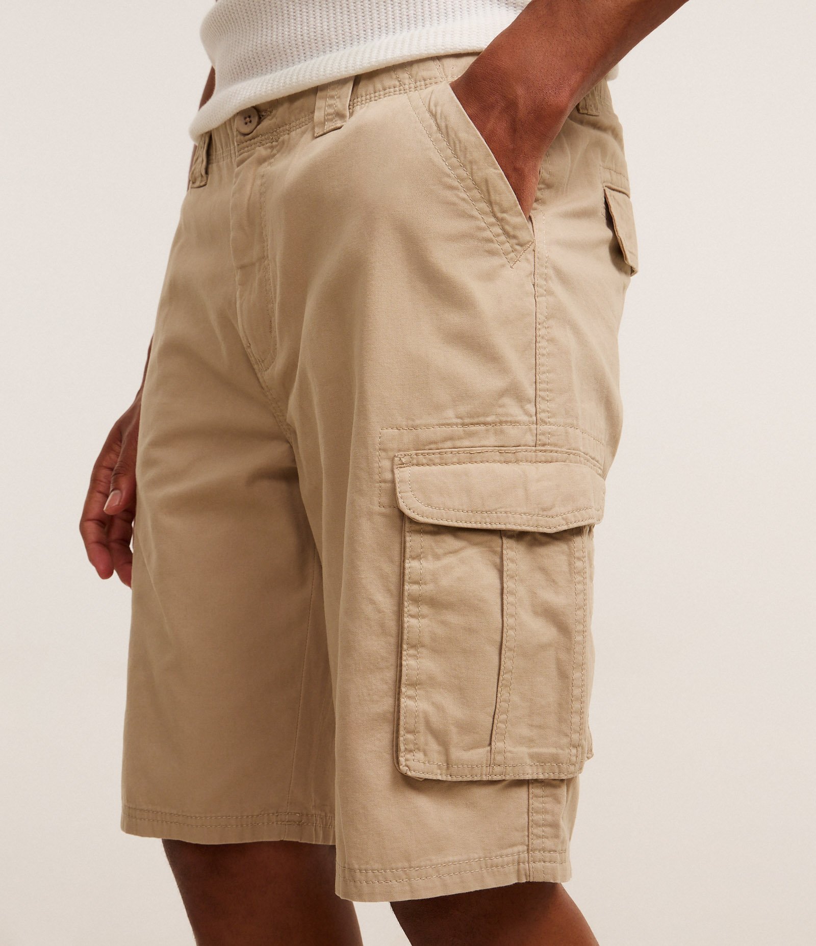 Bermuda Reta em Sarja com Bolsos Cargo Marrom 5