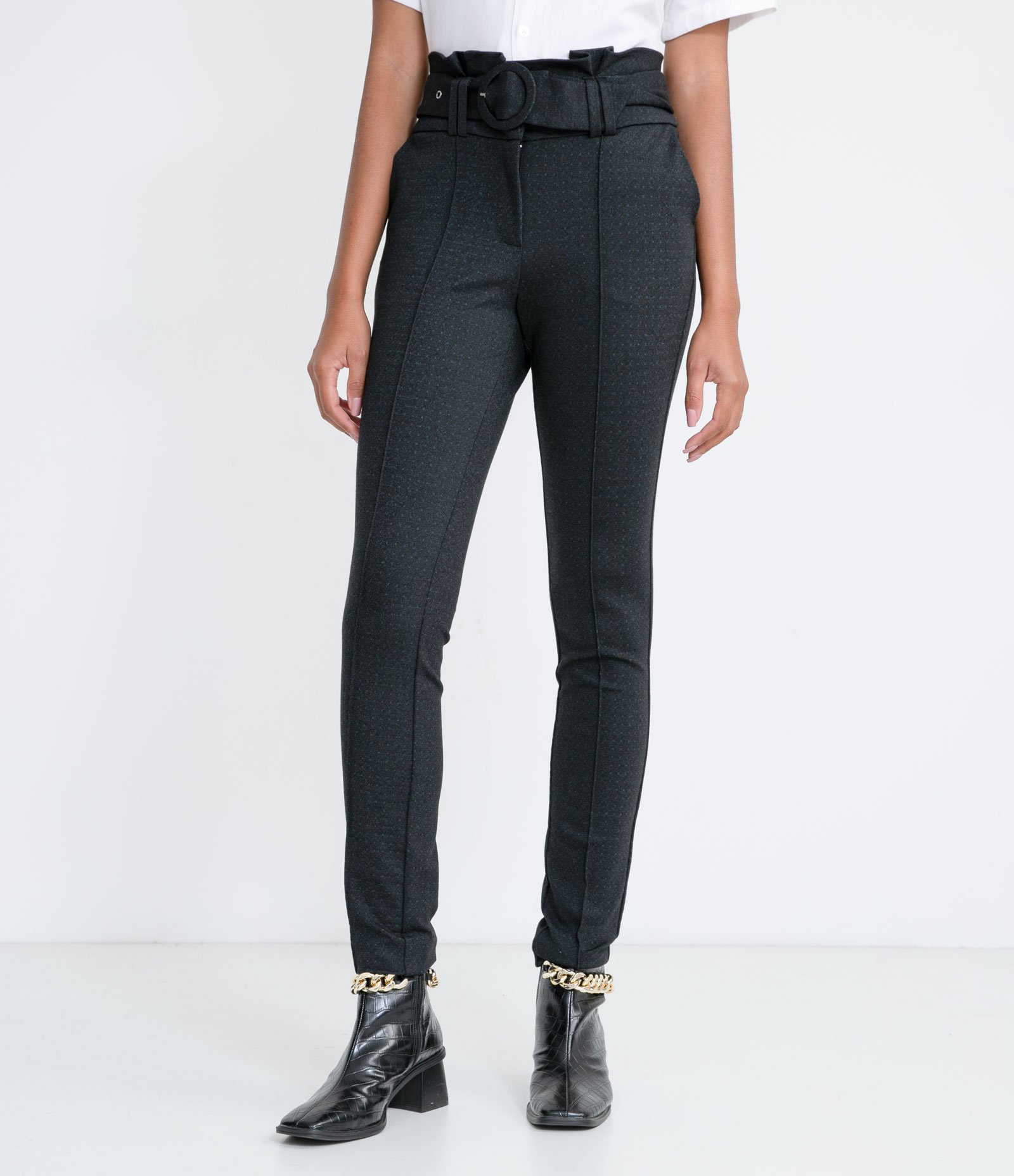 Calça Clochard Texturizada com Cinto de Fivela Redonda Forrada Preto 1