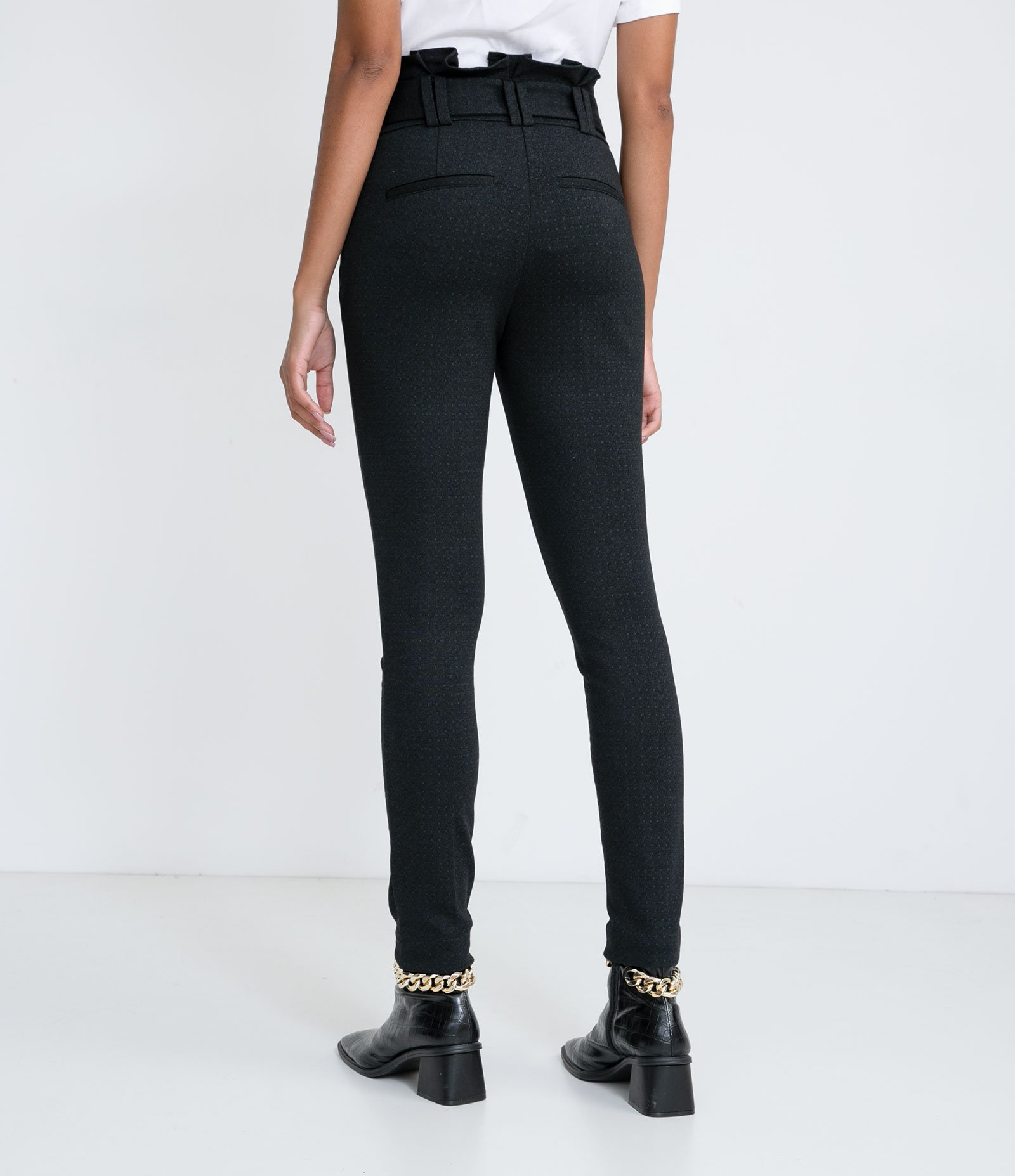 Calça Clochard Texturizada com Cinto de Fivela Redonda Forrada Preto 2
