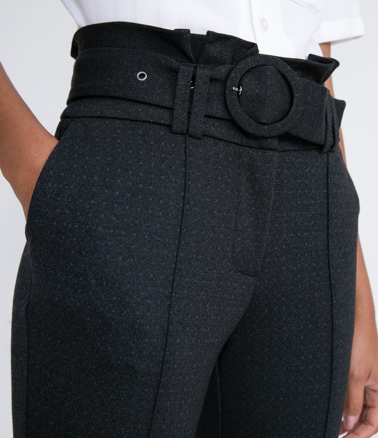 Calça Clochard Texturizada com Cinto de Fivela Redonda Forrada Preto 3