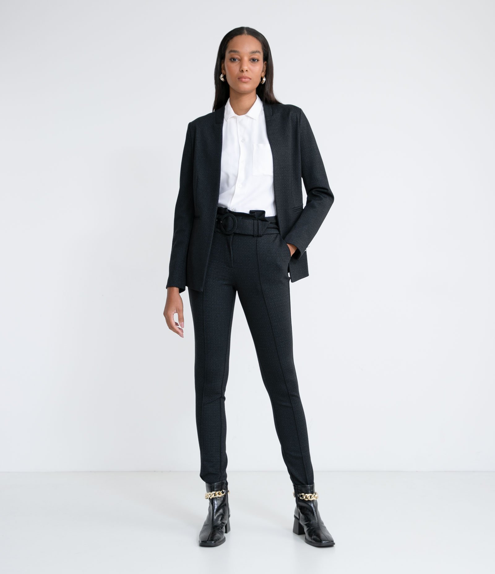 Calça Clochard Texturizada com Cinto de Fivela Redonda Forrada Preto 5