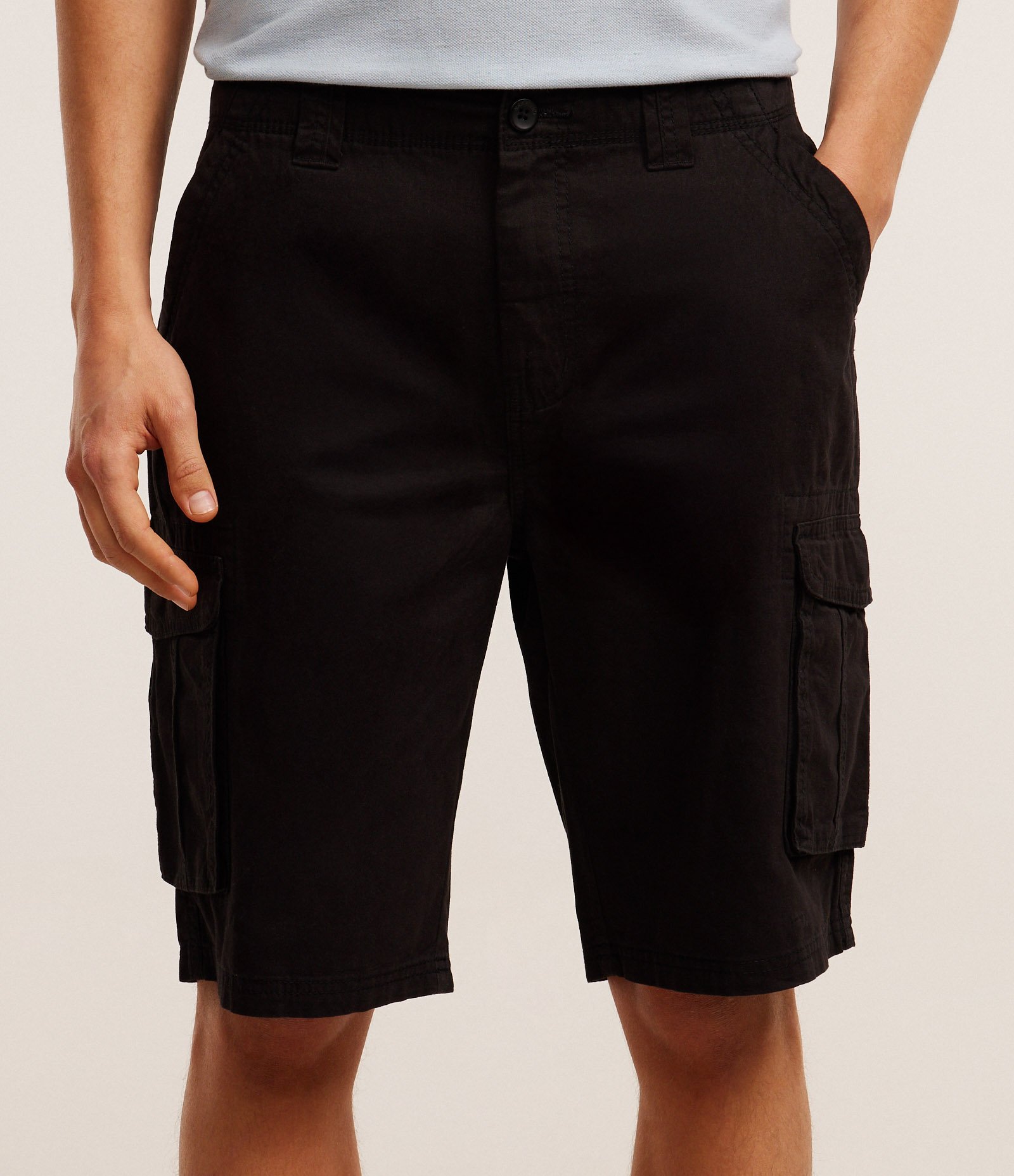 Bermuda Reta em Sarja com Bolsos Cargo Preto 2