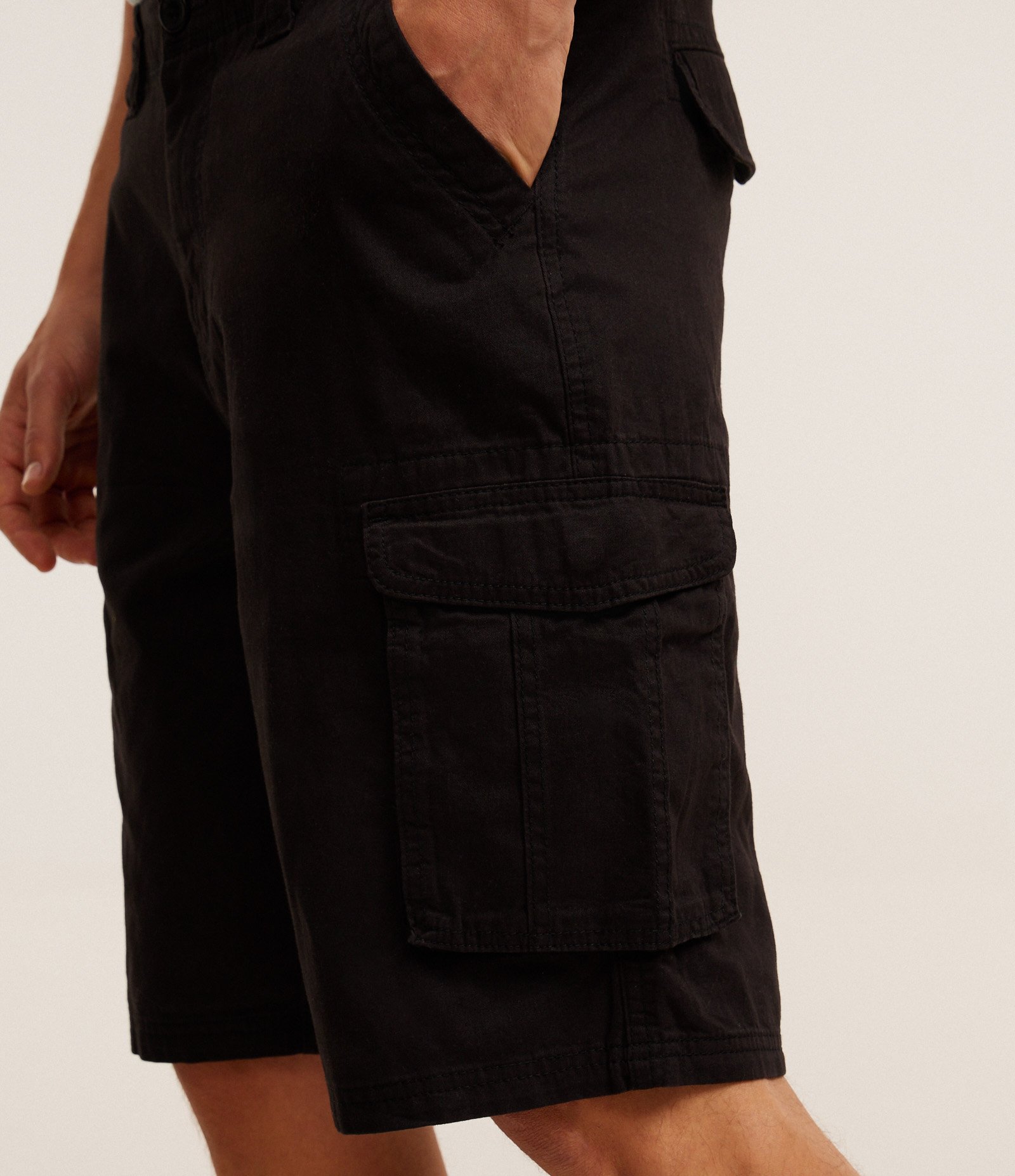 Bermuda Reta em Sarja com Bolsos Cargo Preto 4