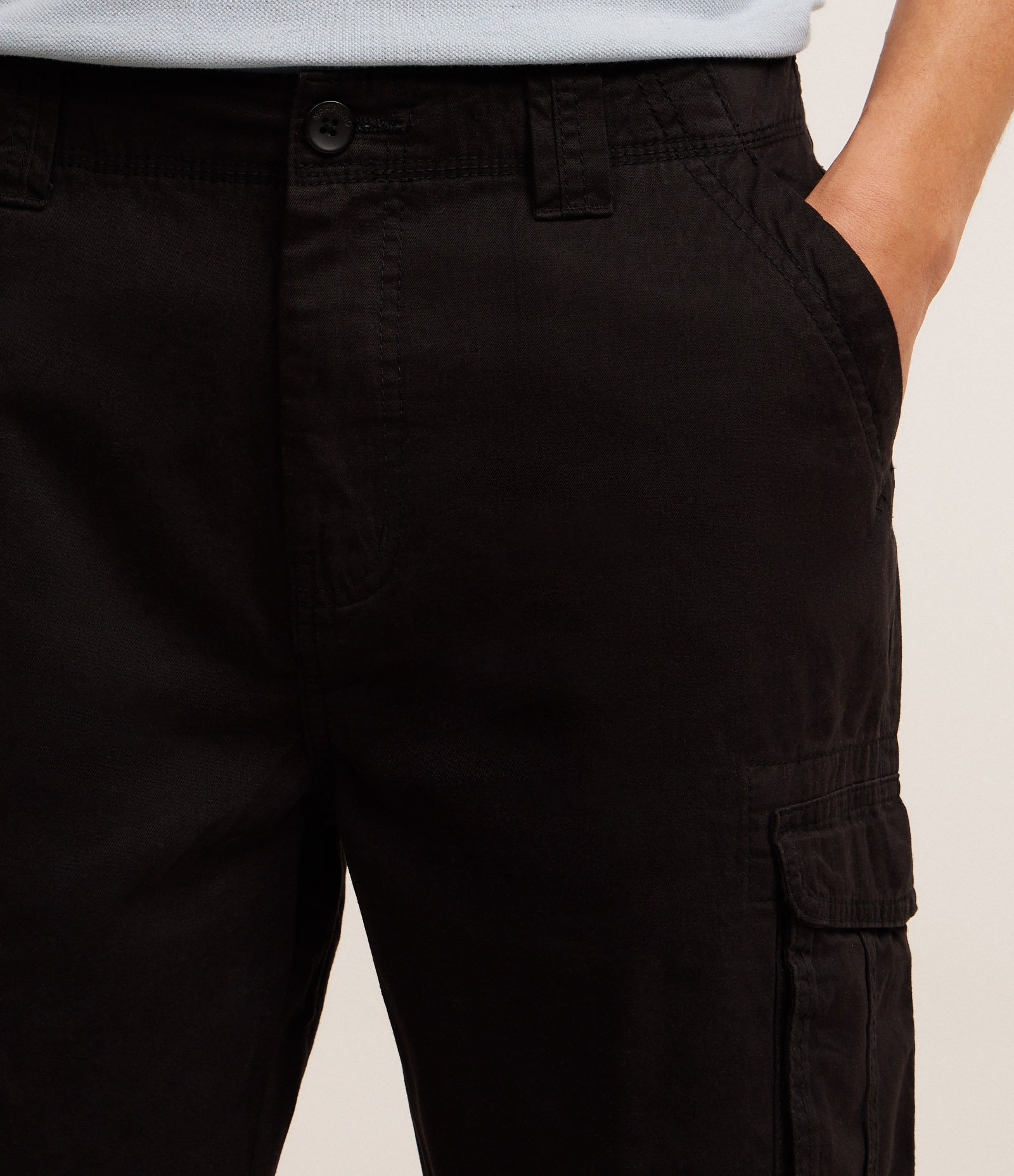Bermuda Reta em Sarja com Bolsos Cargo Preto 5
