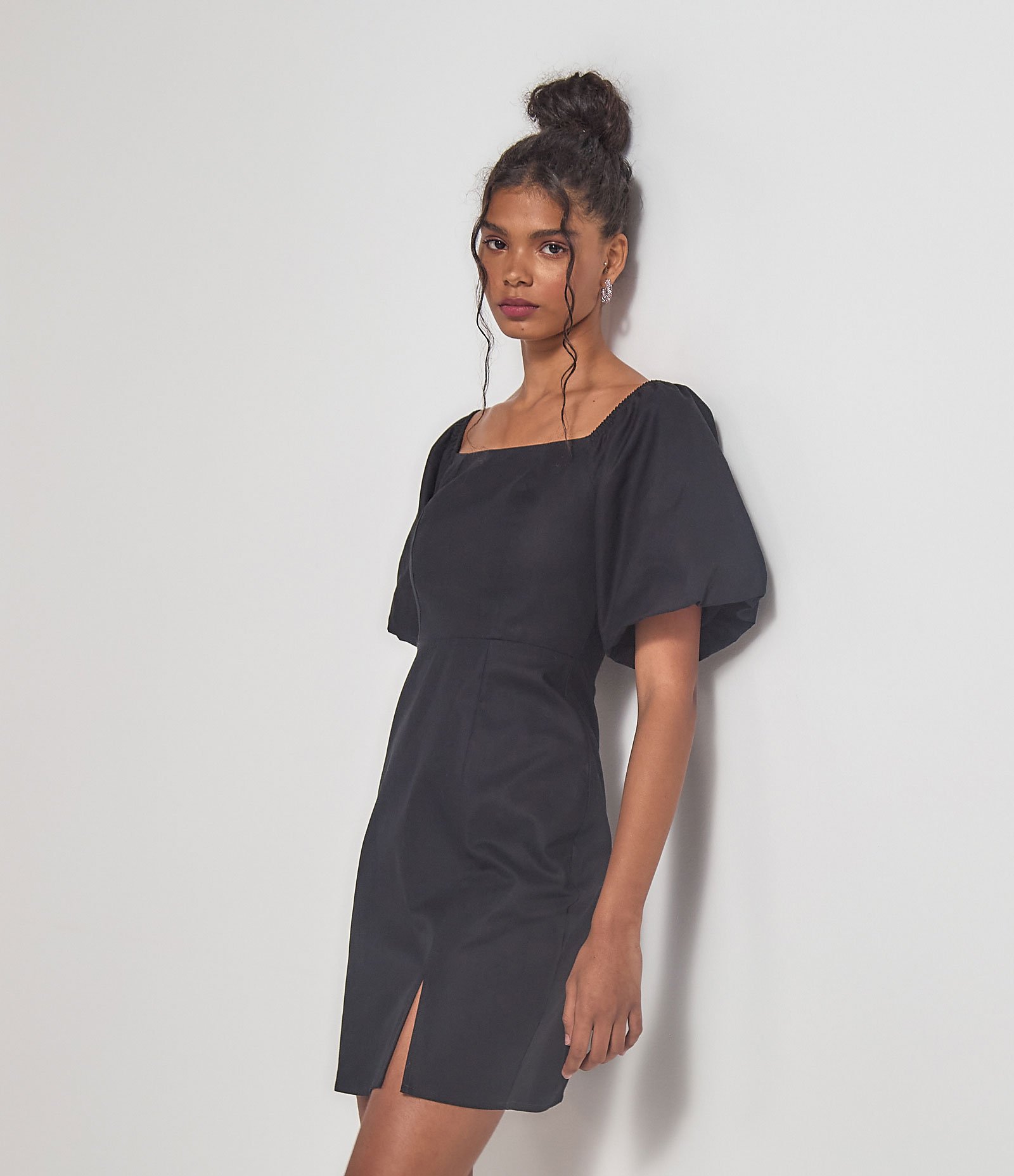 Vestido Manga Curta Bufante Liso com Abertura em Zíper nas Costas Preto 1