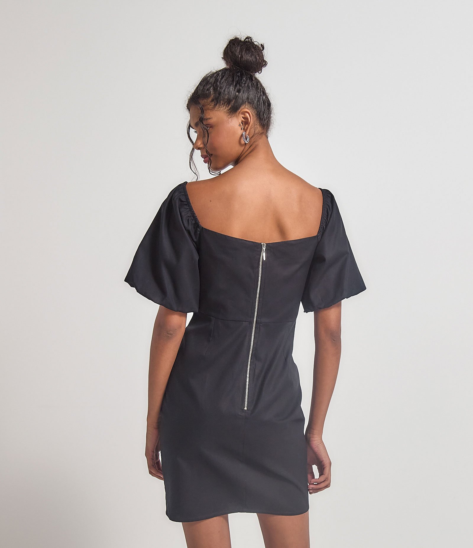 Vestido Manga Curta Bufante Liso com Abertura em Zíper nas Costas Preto 2