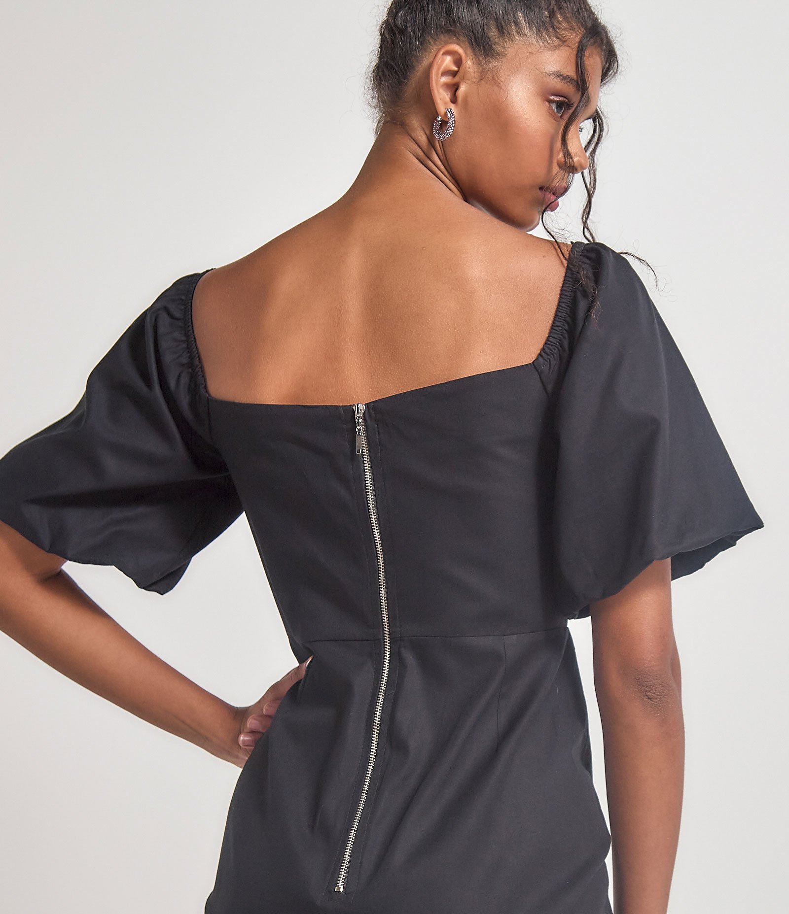 Vestido Manga Curta Bufante Liso com Abertura em Zíper nas Costas Preto 4