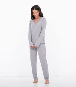 Pijama Manga Longa Lisa com Renda no Decote e Calça 