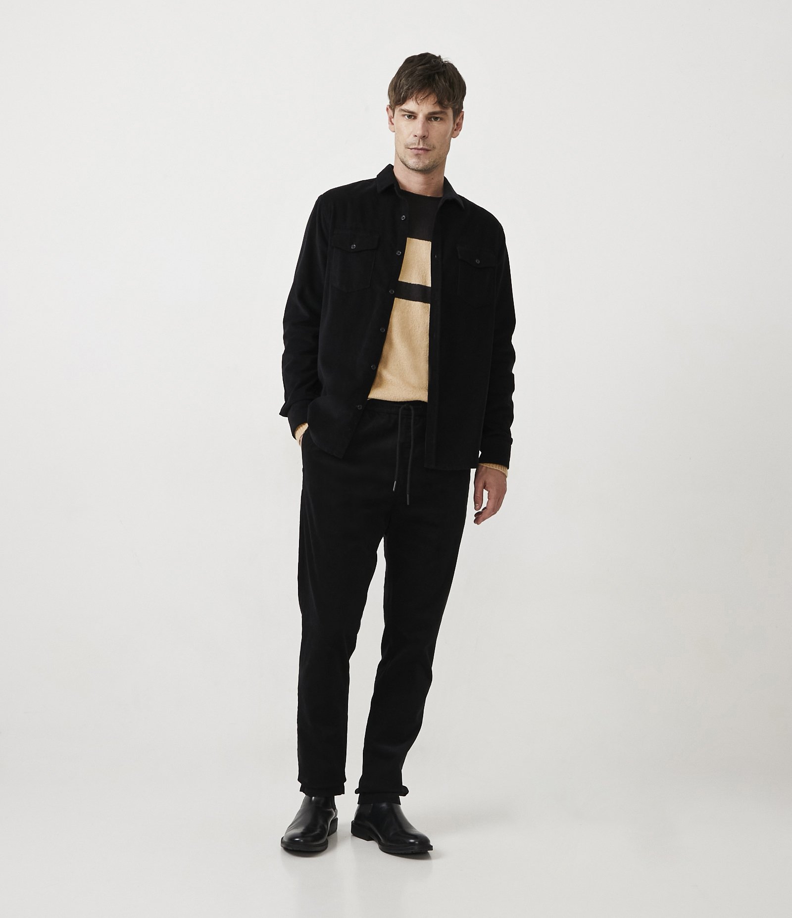 Camisa Comfort em Veludo com Bolsos Frontais Preto 2