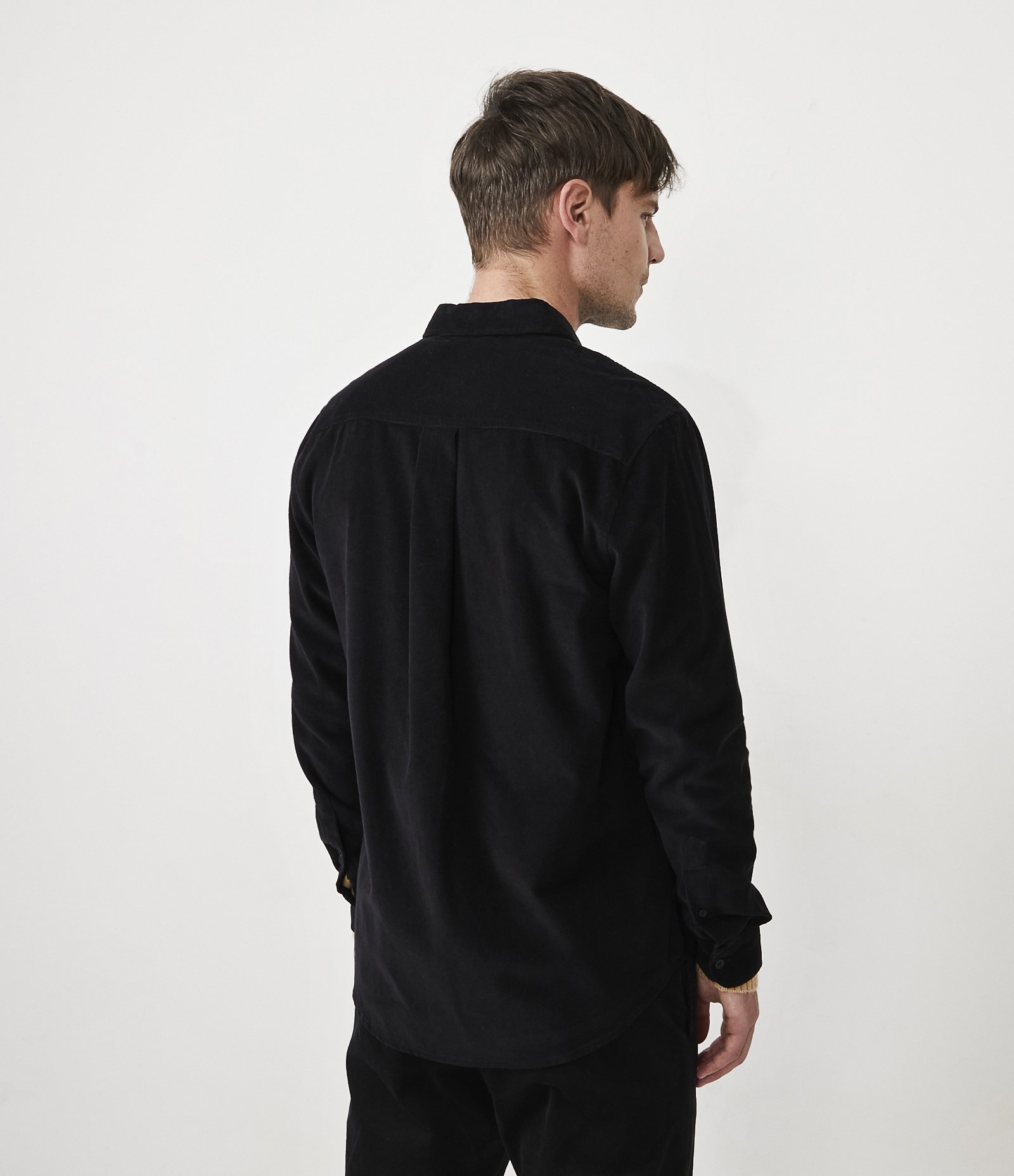 Camisa Comfort em Veludo com Bolsos Frontais Preto 3