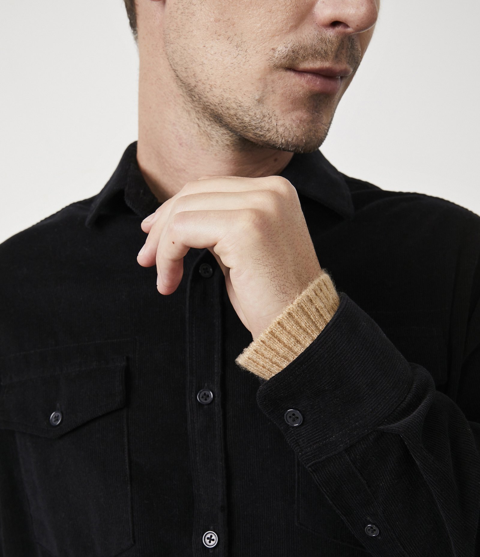 Camisa Comfort em Veludo com Bolsos Frontais Preto 2