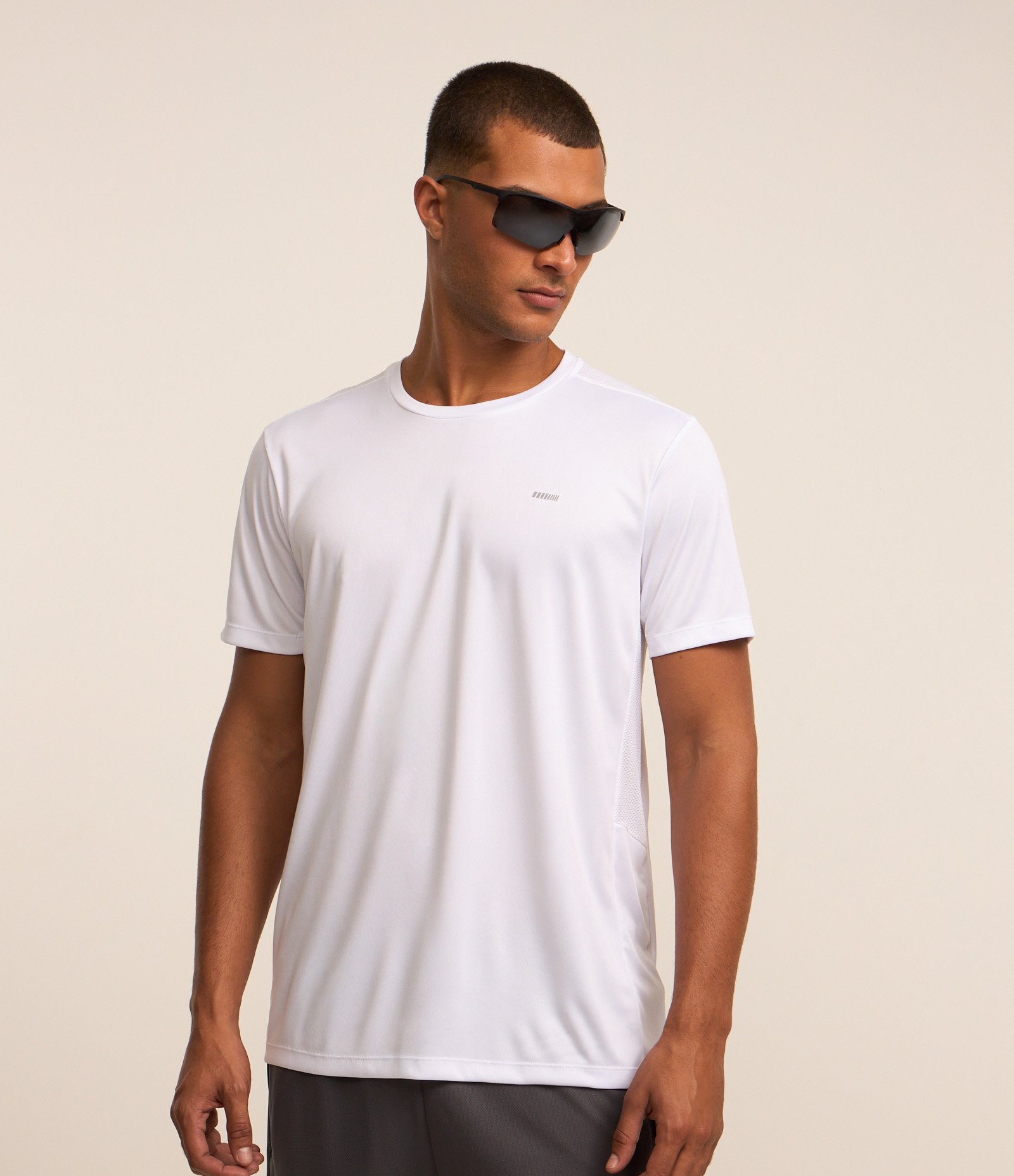 Camiseta Esportiva em Tecnologia Dry com Recortes e Detalhes Refletivos Branco 1