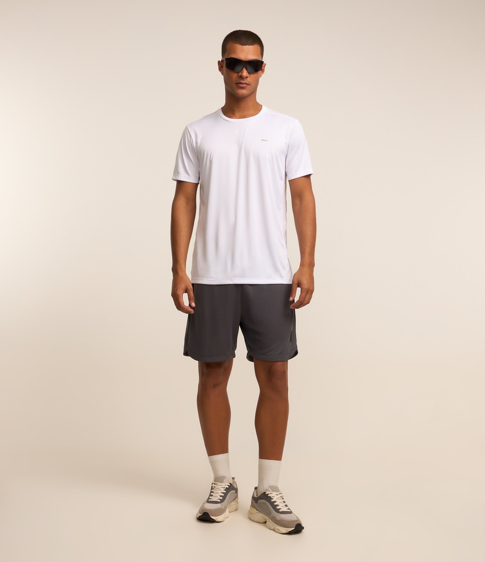 Camiseta Esportiva em Tecnologia Dry com Recortes e Detalhes Refletivos Branco 2