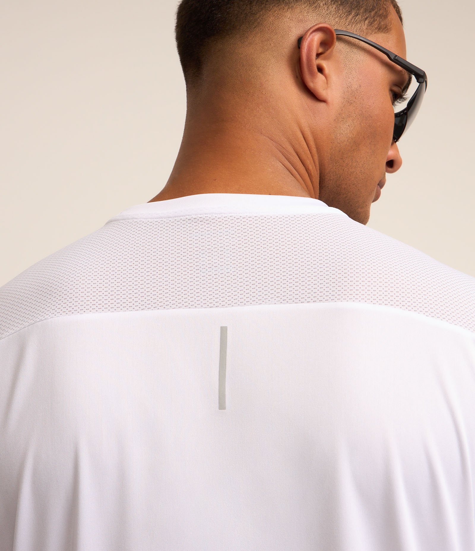 Camiseta Esportiva em Tecnologia Dry com Recortes e Detalhes Refletivos Branco 3