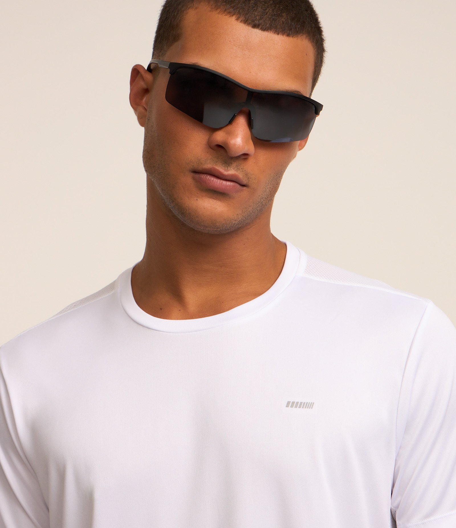 Camiseta Esportiva em Tecnologia Dry com Recortes e Detalhes Refletivos Branco 4