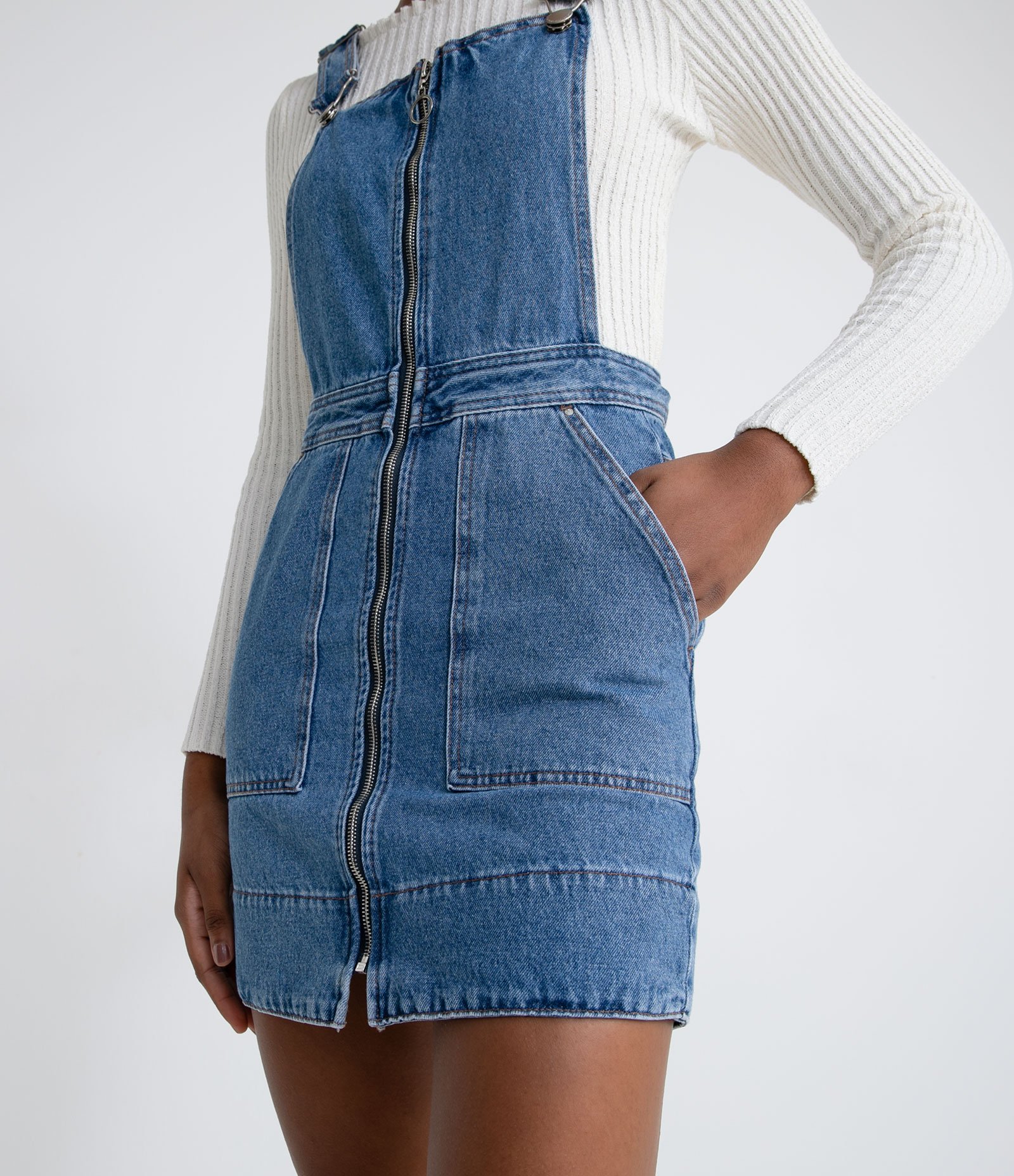 Vestido Salopete Jeans com Bolsos Retangulares e Fechamento Frontal em Zíper Azul 3