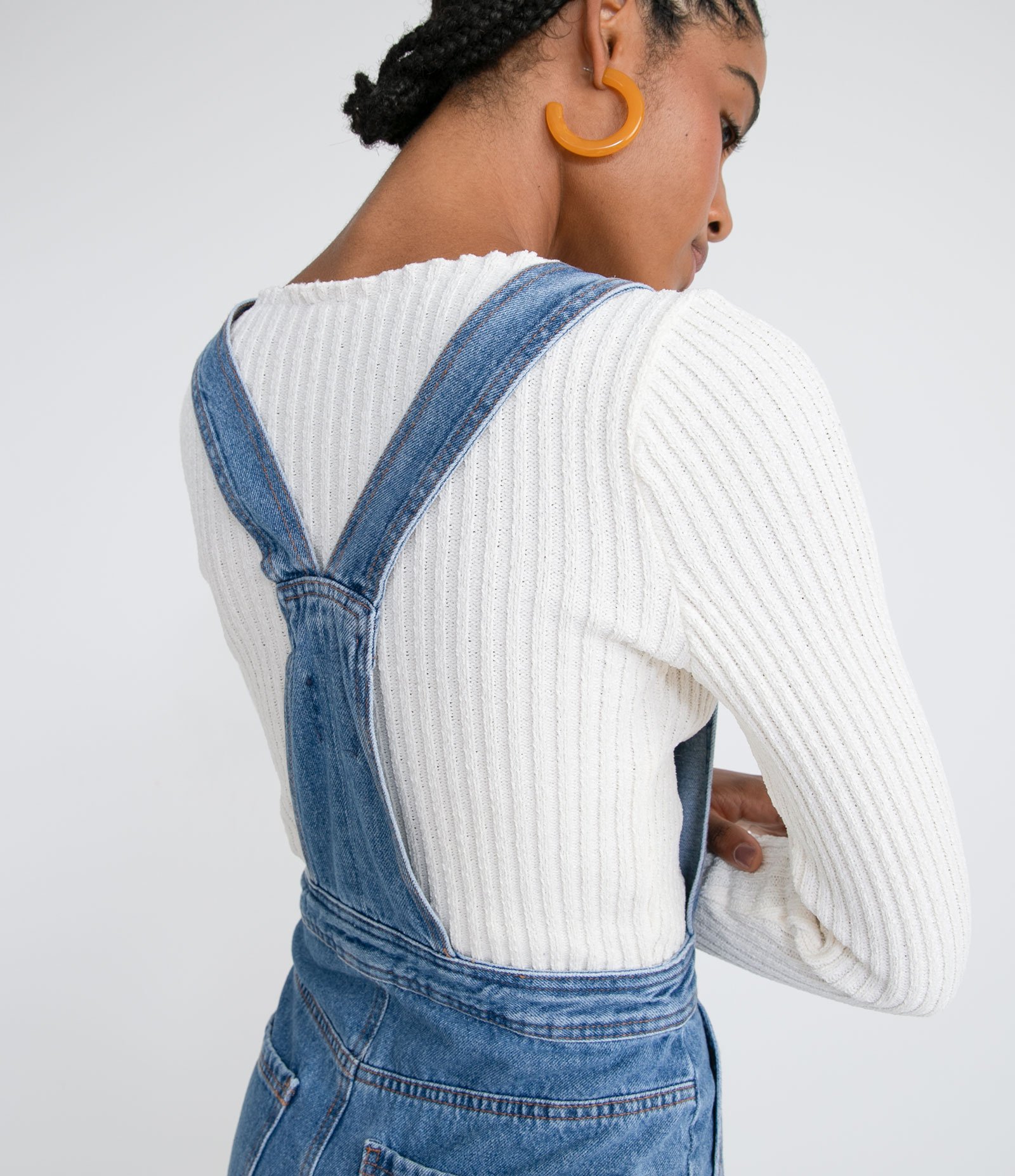 Vestido Salopete Jeans com Bolsos Retangulares e Fechamento Frontal em Zíper Azul 4