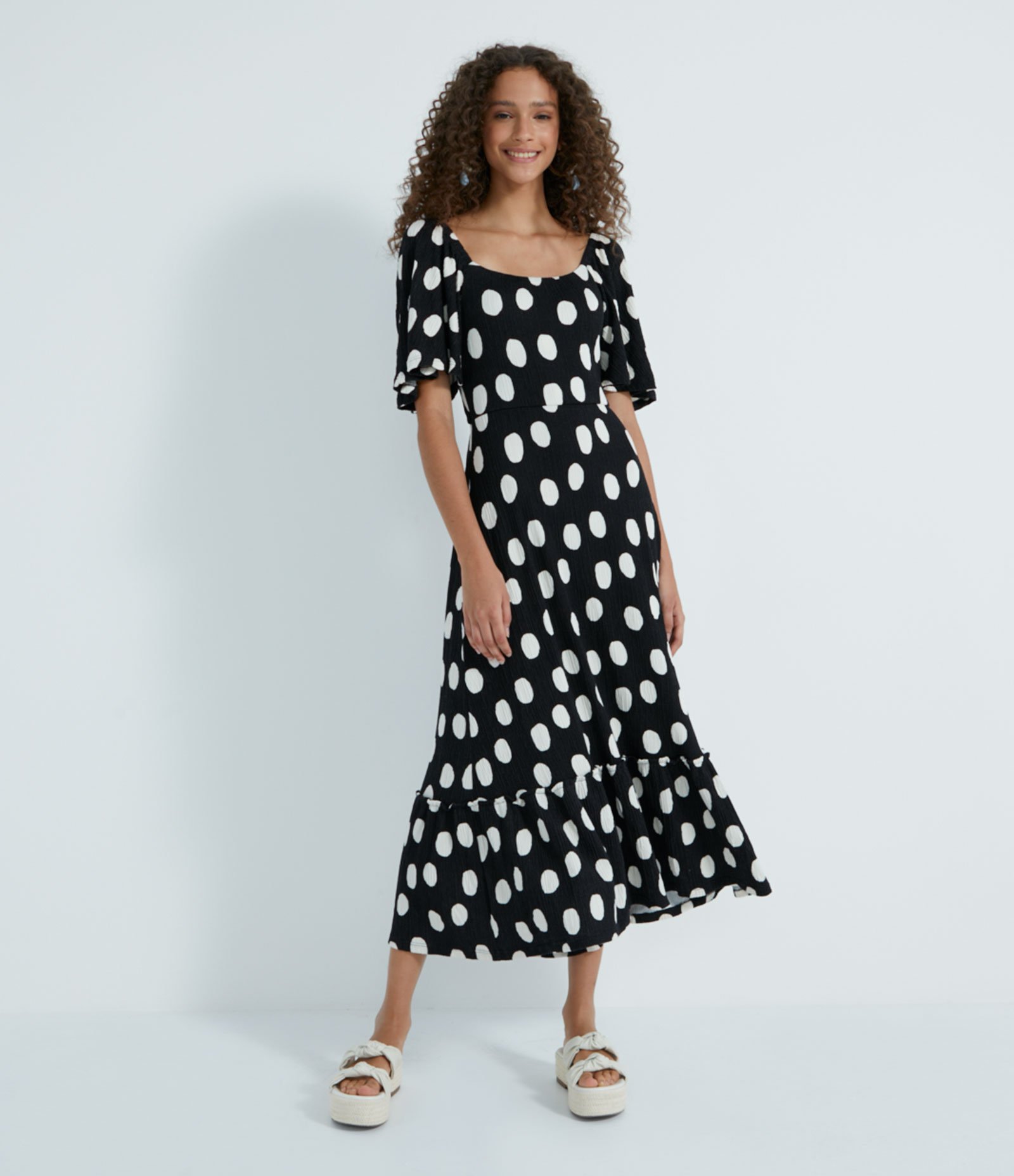 Vestido Midi em Viscose Estampa Poá com Babado na Barra Preto 1