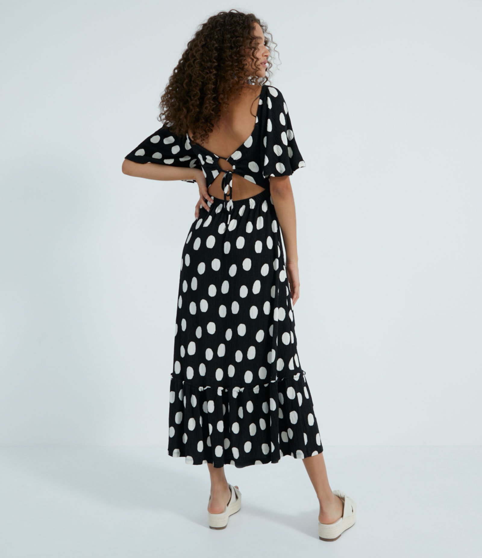 Vestido Midi em Viscose Estampa Poá com Babado na Barra Preto 2