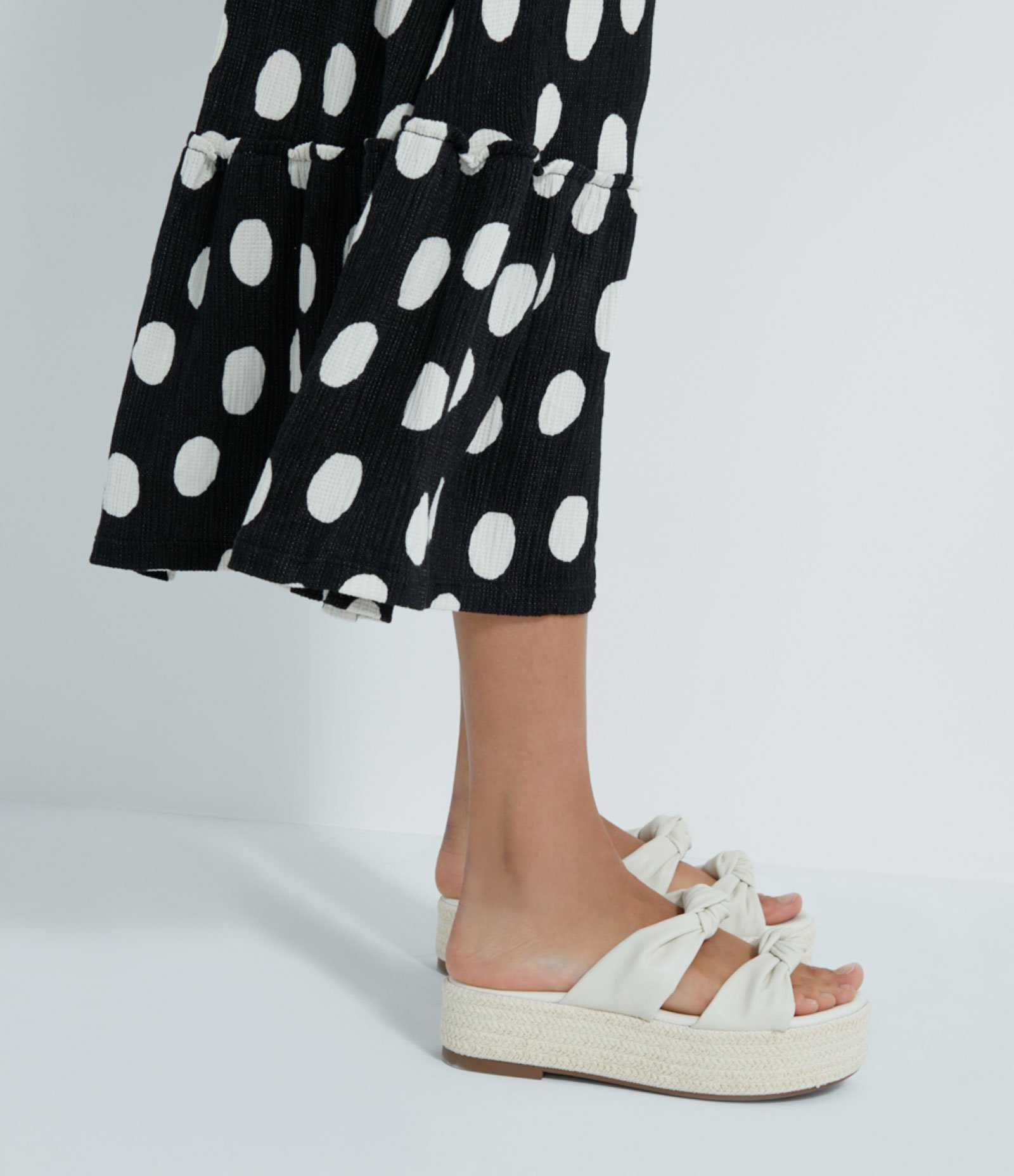 Vestido Midi em Viscose Estampa Poá com Babado na Barra Preto 5