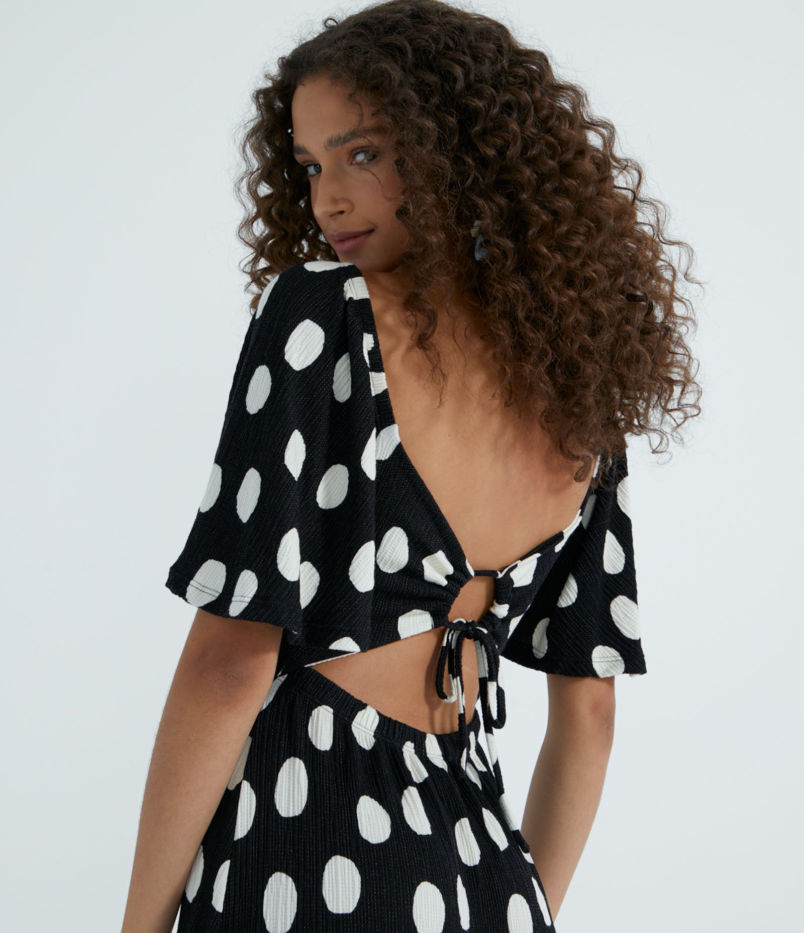 Vestido Midi em Viscose Estampa Poá com Babado na Barra Preto 6