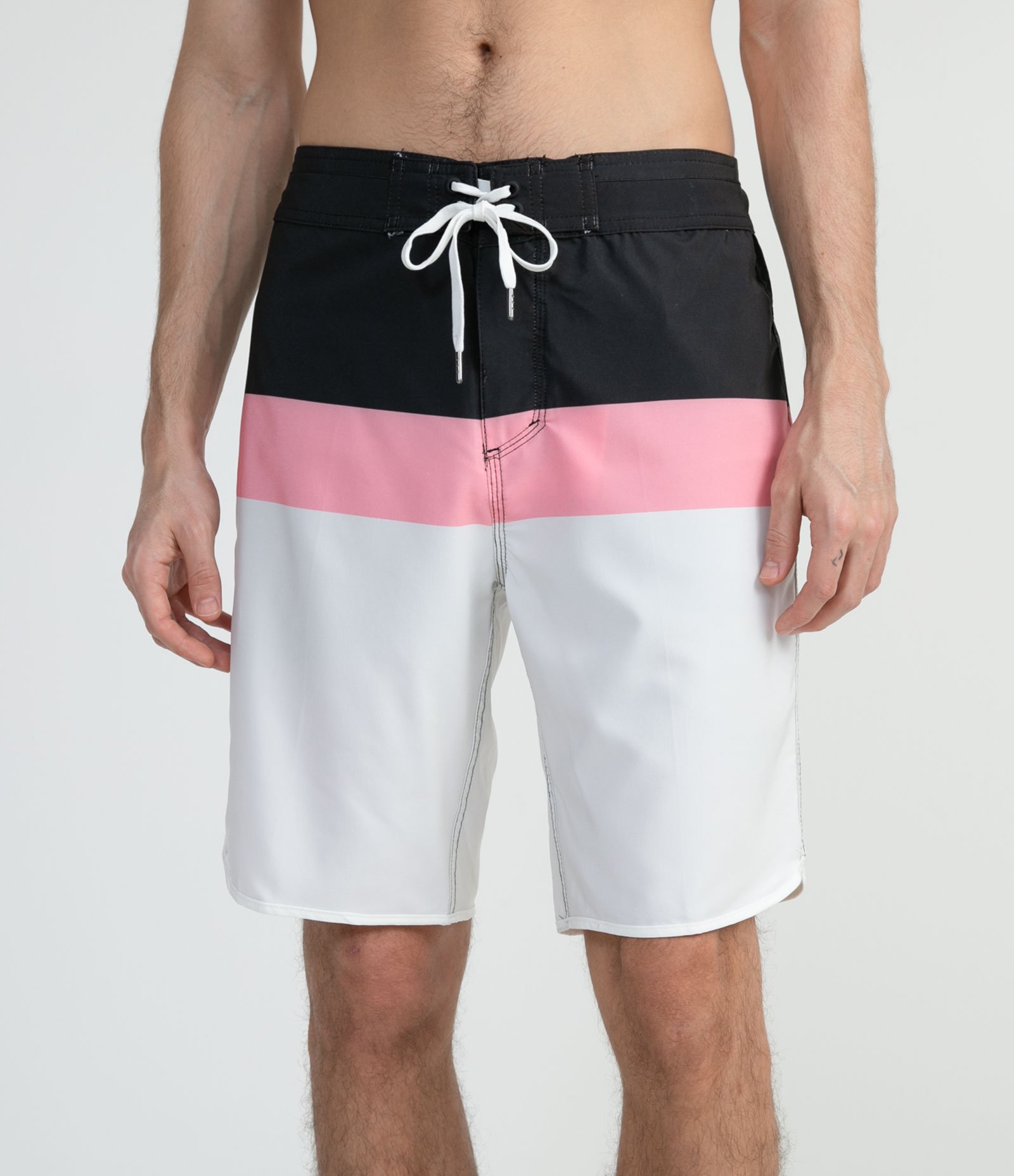 Bermuda Boardshort com Recortes Bloco De Cor e Barra Arredondada Preto 1