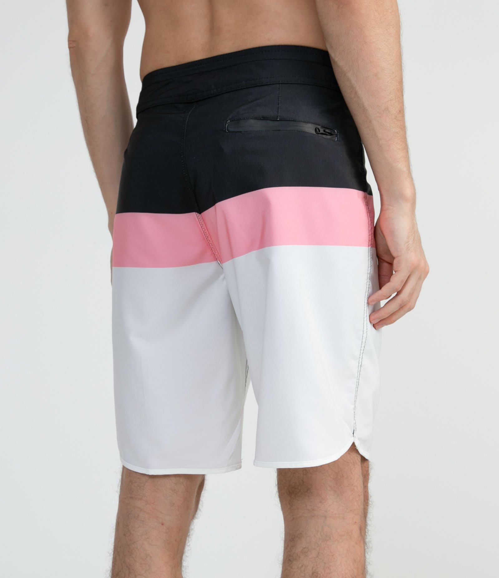 Bermuda Boardshort com Recortes Bloco De Cor e Barra Arredondada Preto 2